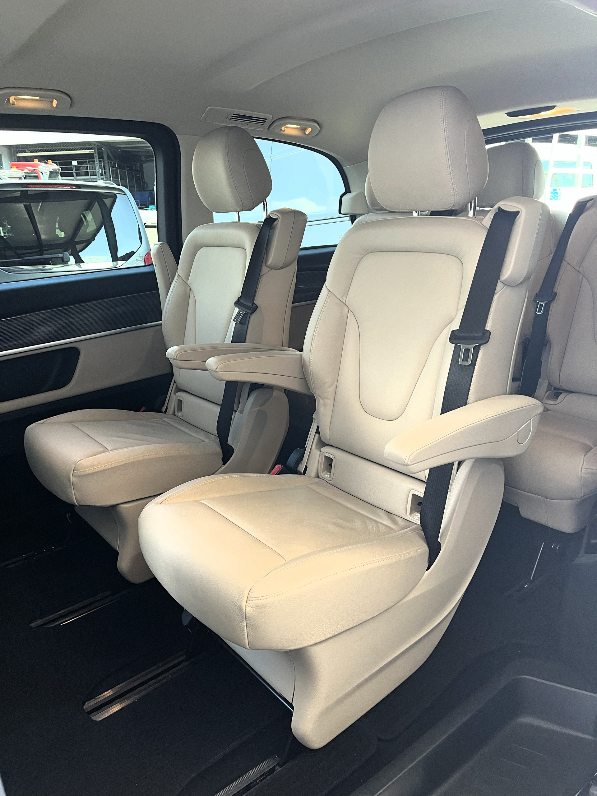 MERCEDES-BENZ V 300 d Avantgarde kompakt 4Matic 9G-Tronic-image-15
