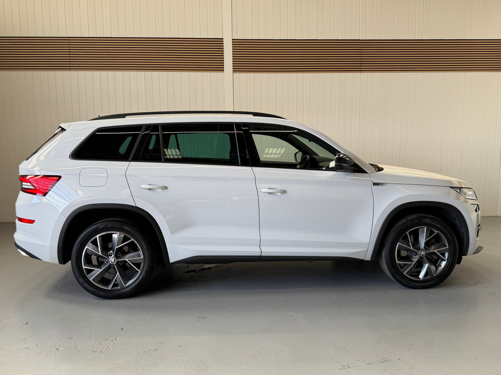 SKODA Kodiaq 2.0 TDI CR Sport Line 4x4 DSG, ab MFK und Service, 7 Plätze-image-5