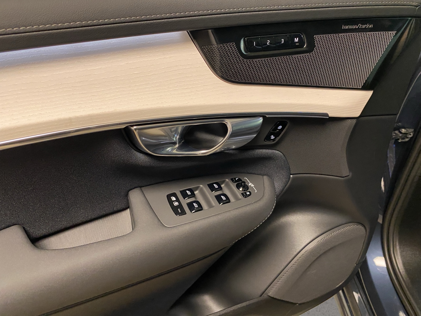 VOLVO XC60 B5 Benzin Mild Hybrid AWD Plus Bright Geartronic-image-8