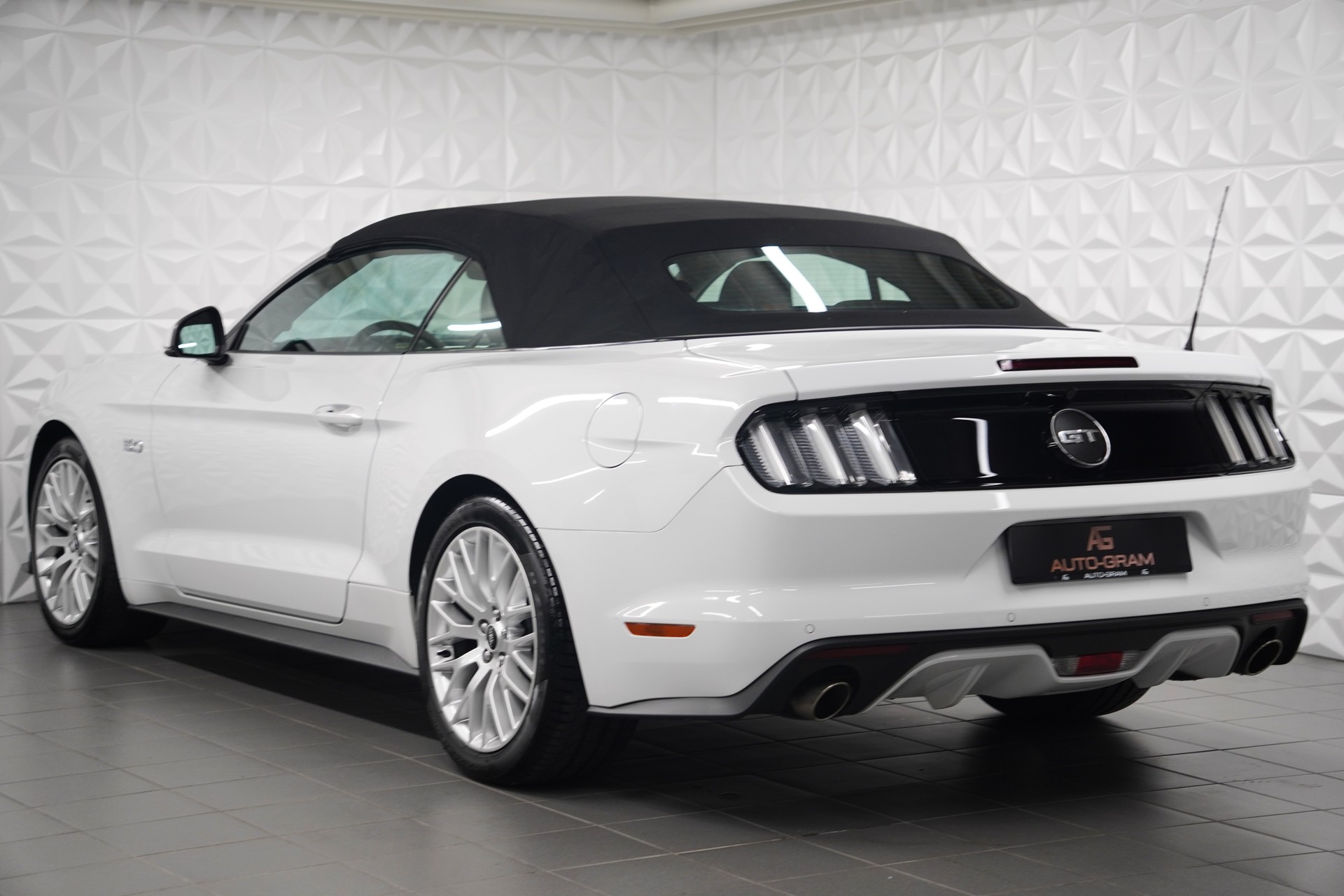 FORD Mustang Convertible 2.3 Automat-showroom-element-2