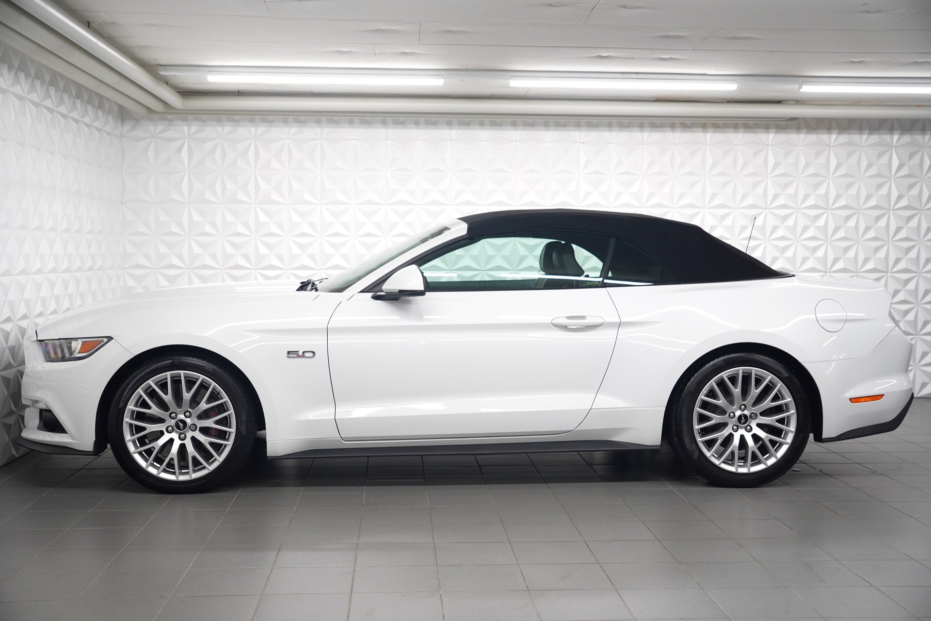FORD Mustang Convertible 2.3 Automat-showroom-element-1