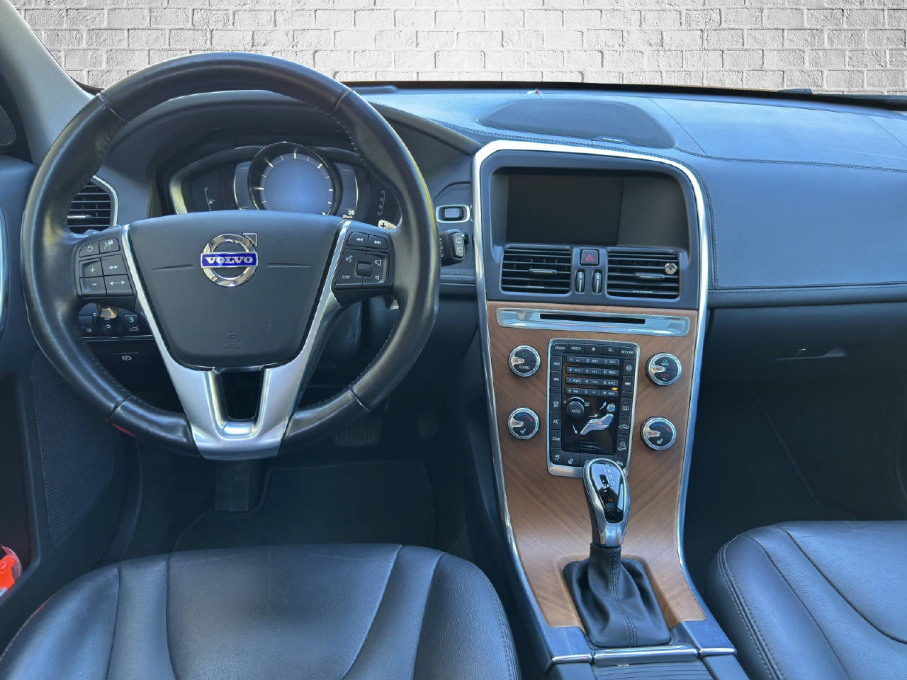 VOLVO XC60 2.4 D5 Executive Plus-image-8