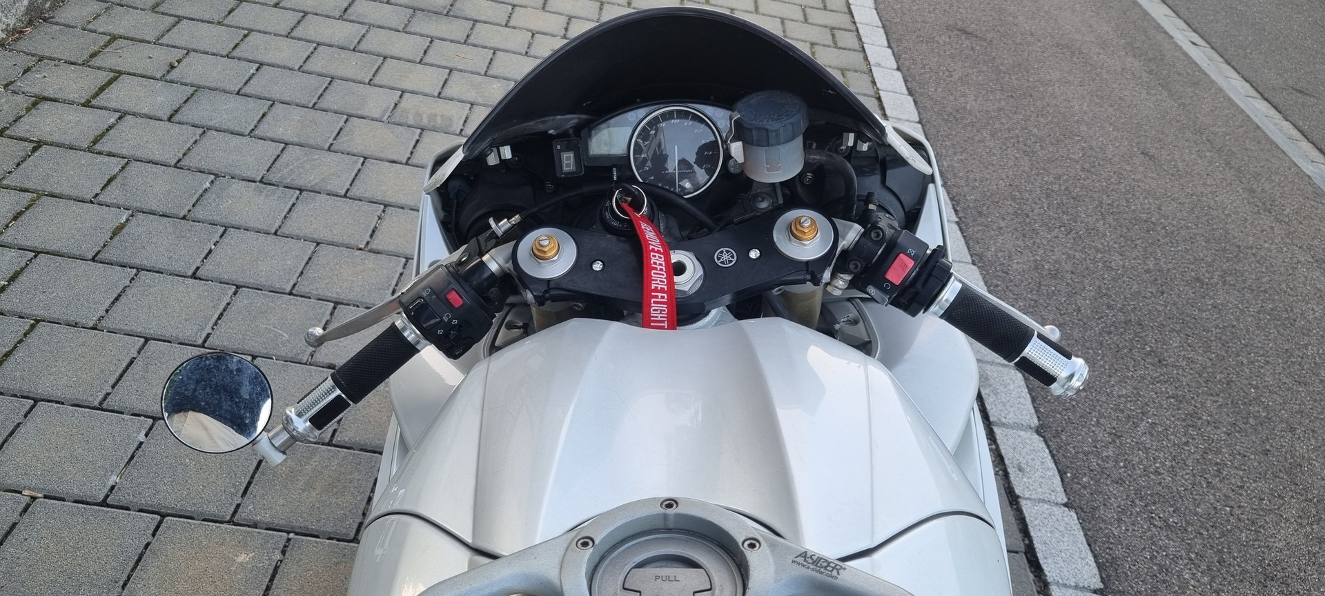 YAMAHA YZF-R1-image-4