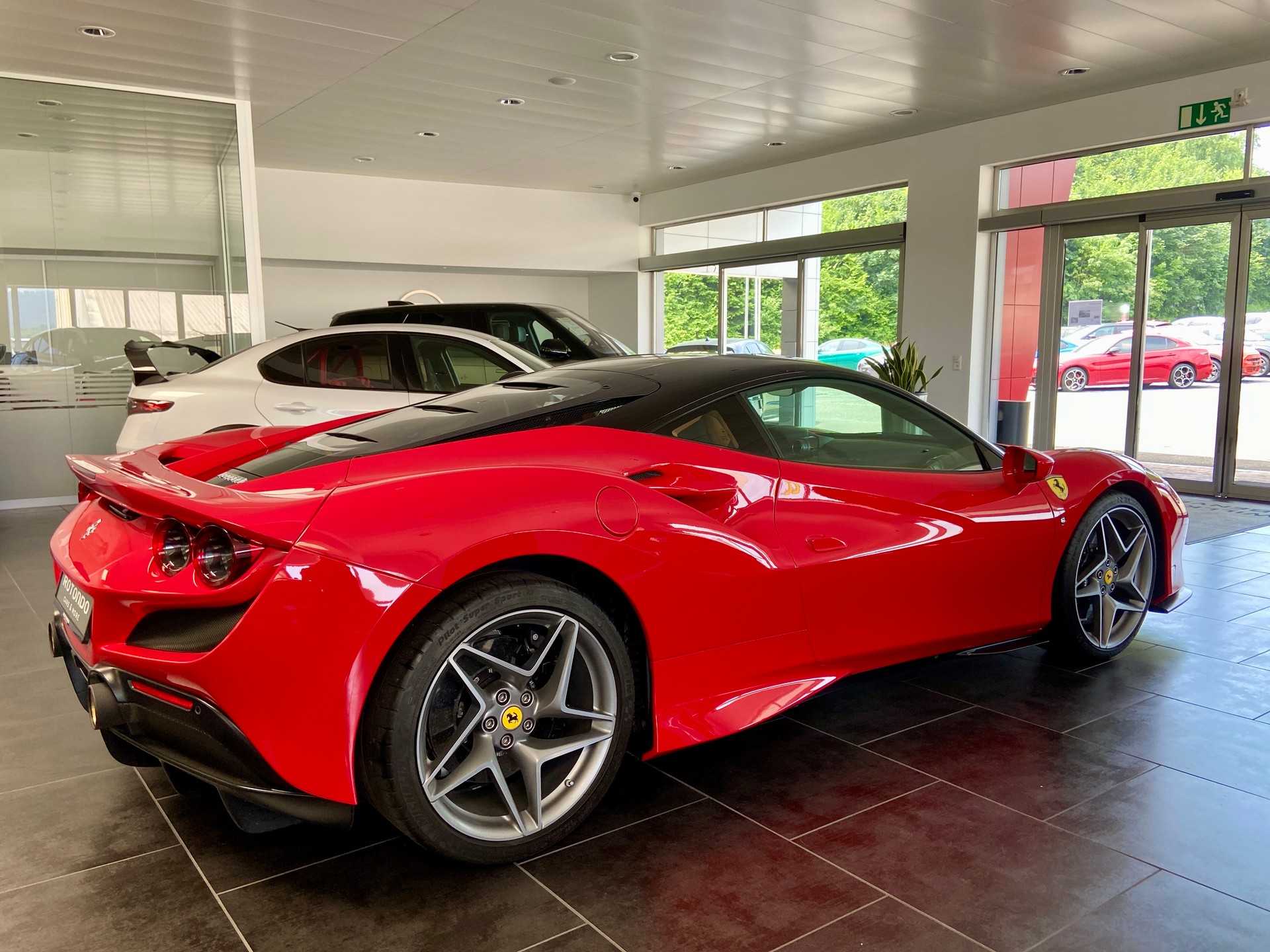 FERRARI F8 Tributo-showroom-element-3