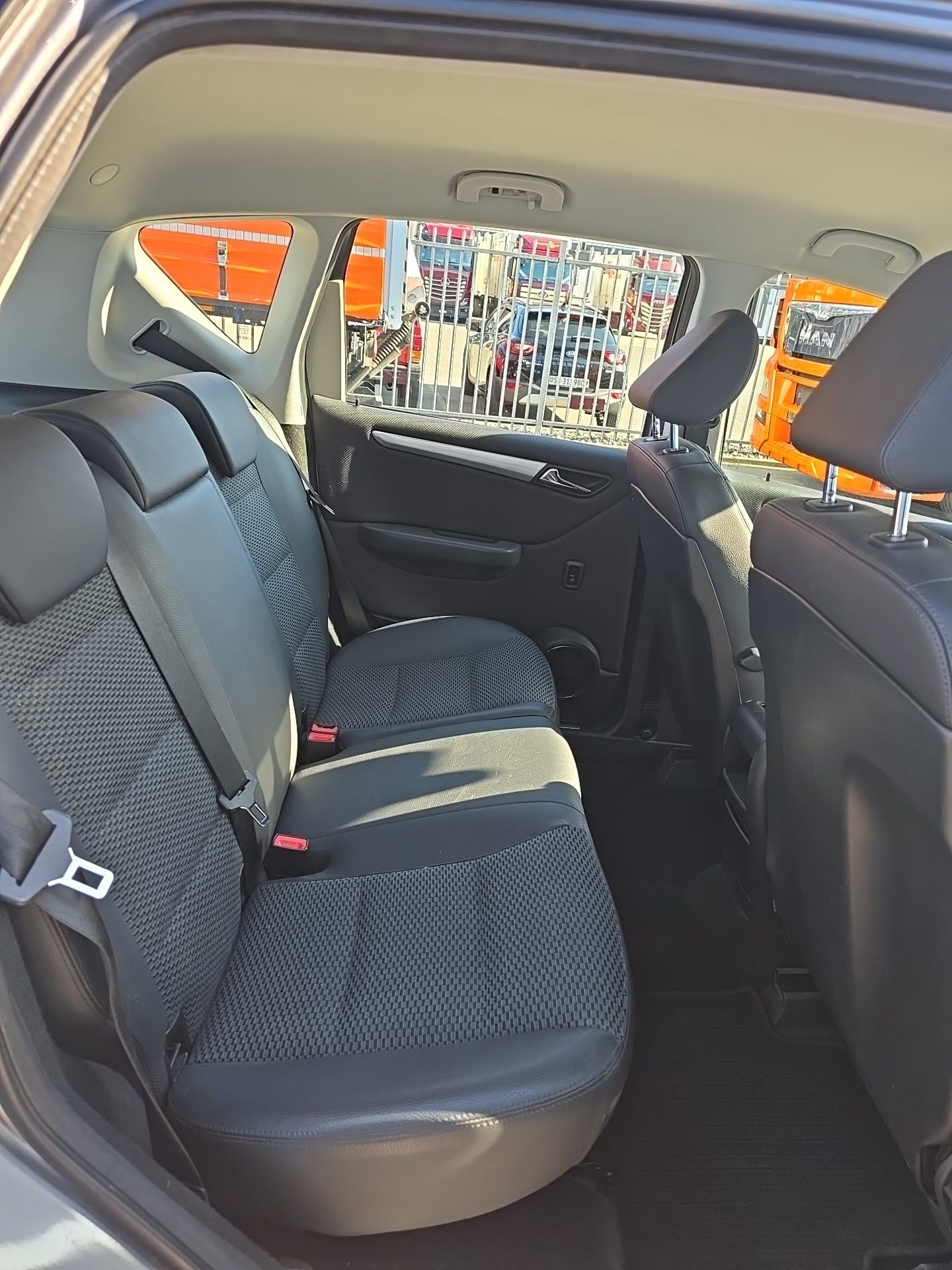 MERCEDES-BENZ A 160 CDI Elégance Autotronic-image-17