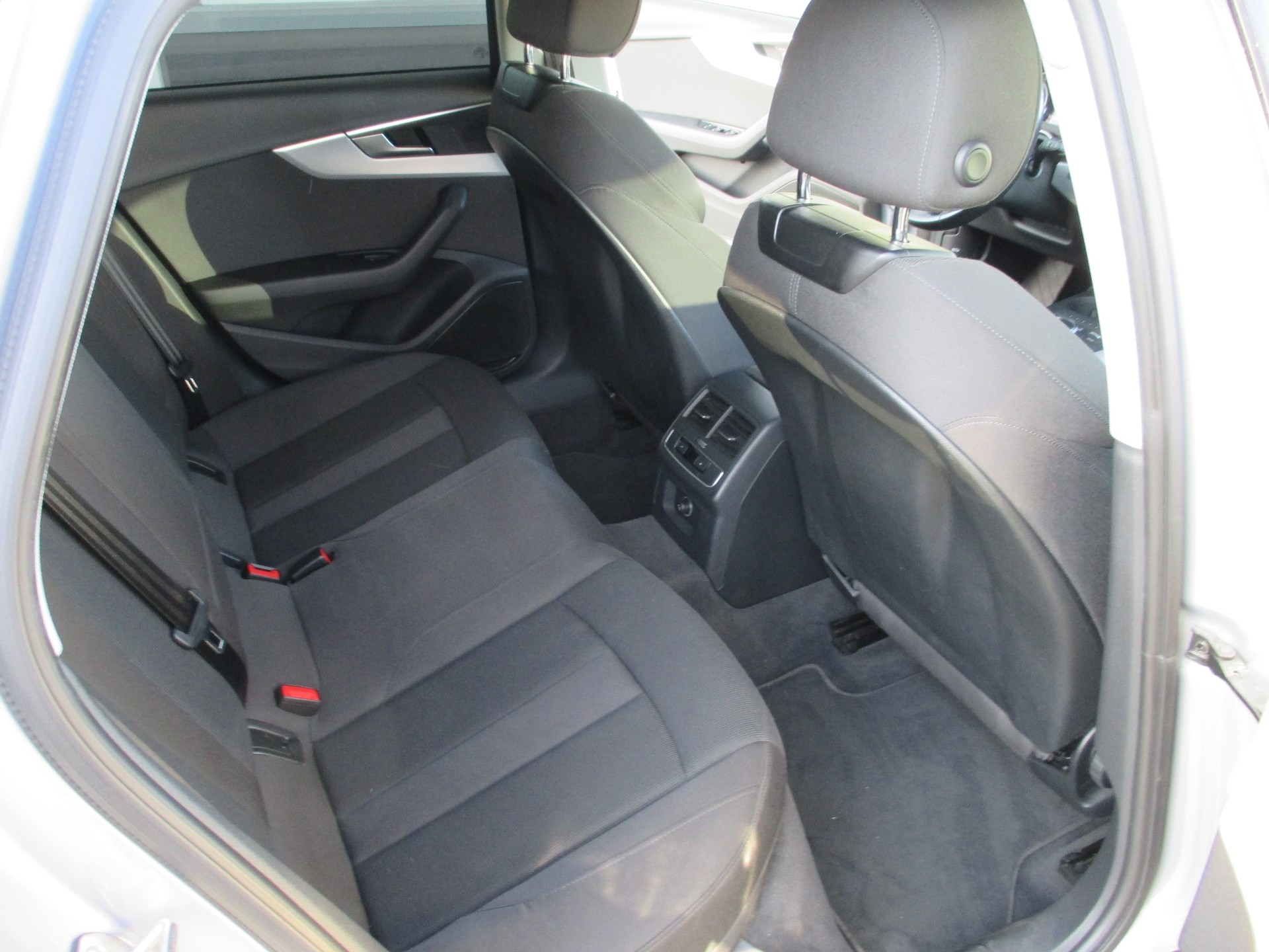 AUDI A4 Avant 35 TDI Sport S-tronic-image-11