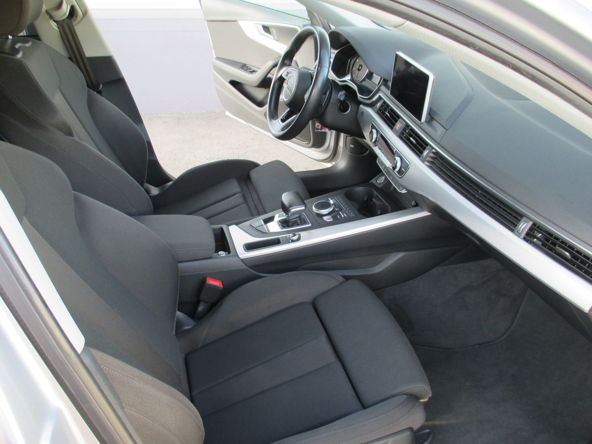 AUDI A4 Avant 35 TDI Sport S-tronic-image-12