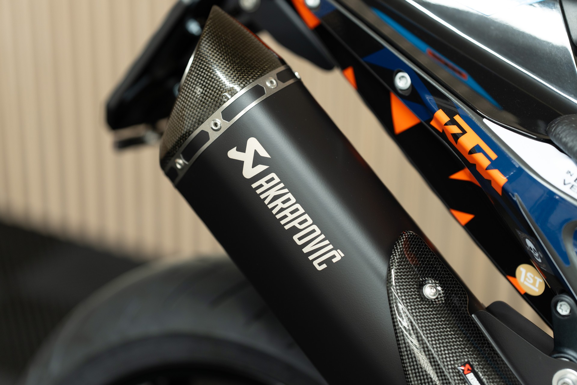 KTM 790 Duke mit Grafikkit, Kurzheck, Lenkerendspiegeln, Soziusabdeckung, Felgen Schwarz und Tech Pack-image-4