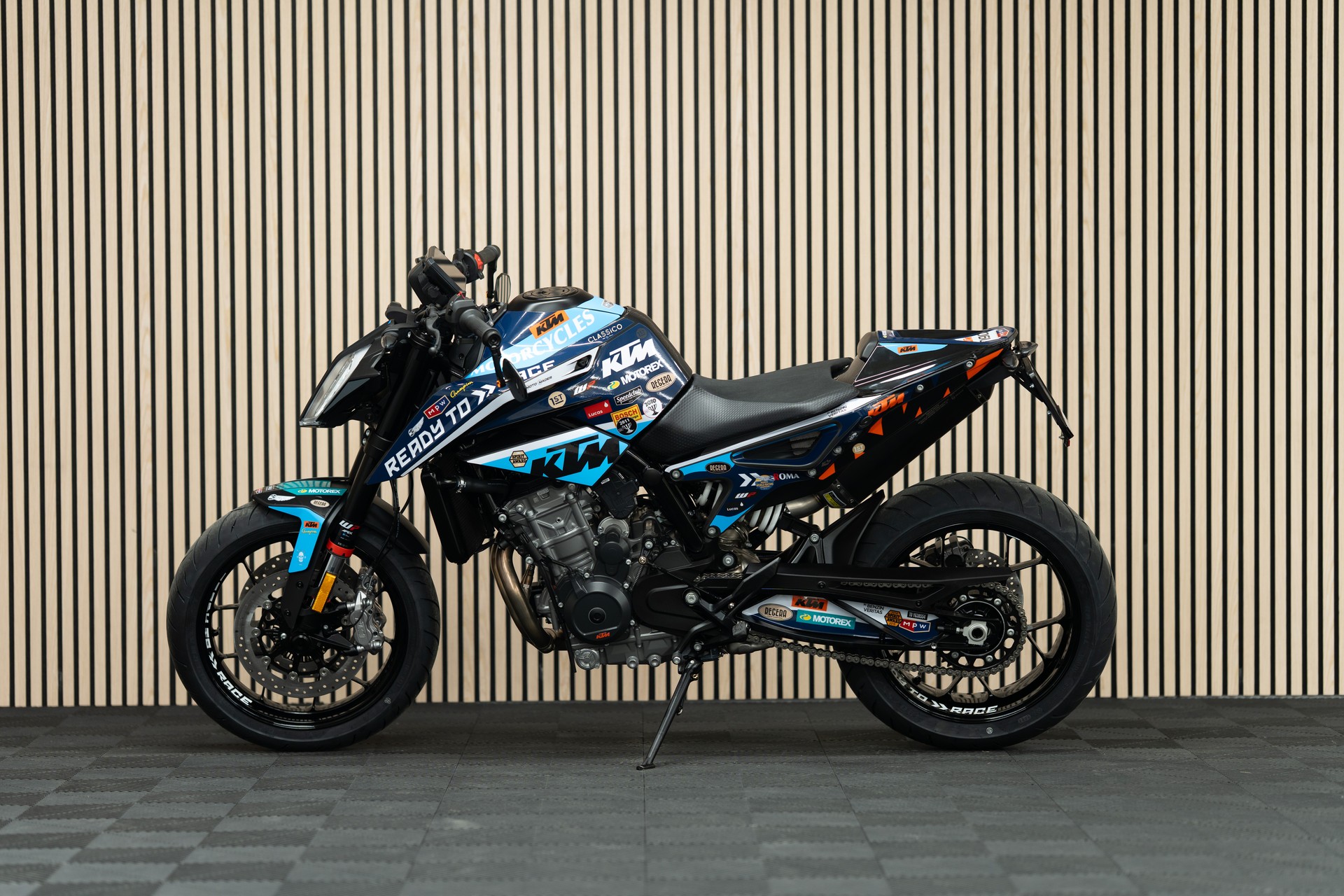 KTM 790 Duke mit Grafikkit, Kurzheck, Lenkerendspiegeln, Soziusabdeckung, Felgen Schwarz und Tech Pack-image-1