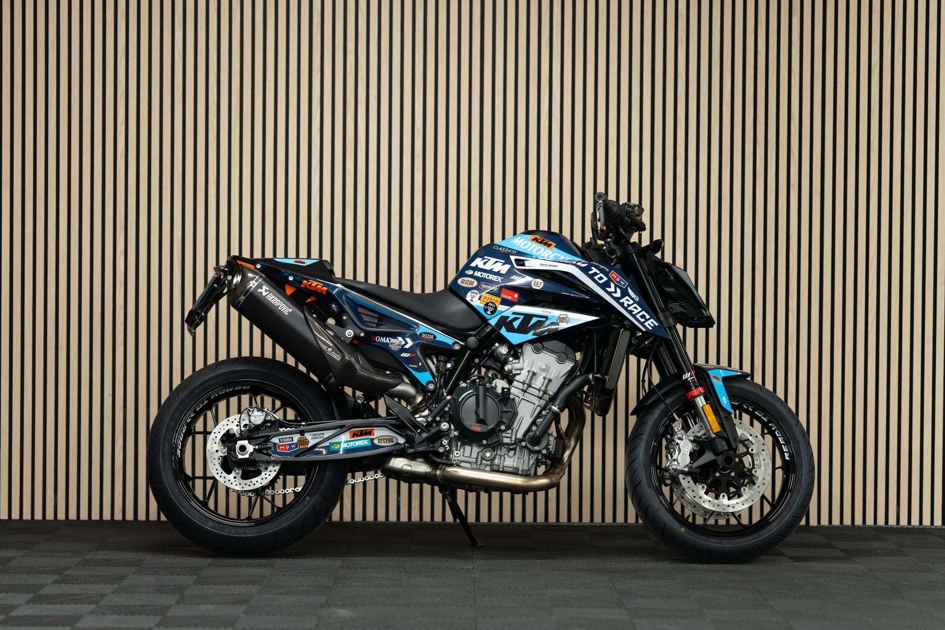 KTM 790 Duke mit Grafikkit, Kurzheck, Lenkerendspiegeln, Soziusabdeckung, Felgen Schwarz und Tech Pack-image-0