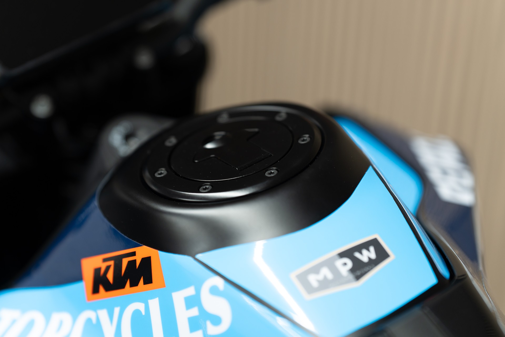 KTM 790 Duke mit Grafikkit, Kurzheck, Lenkerendspiegeln, Soziusabdeckung, Felgen Schwarz und Tech Pack-image-3