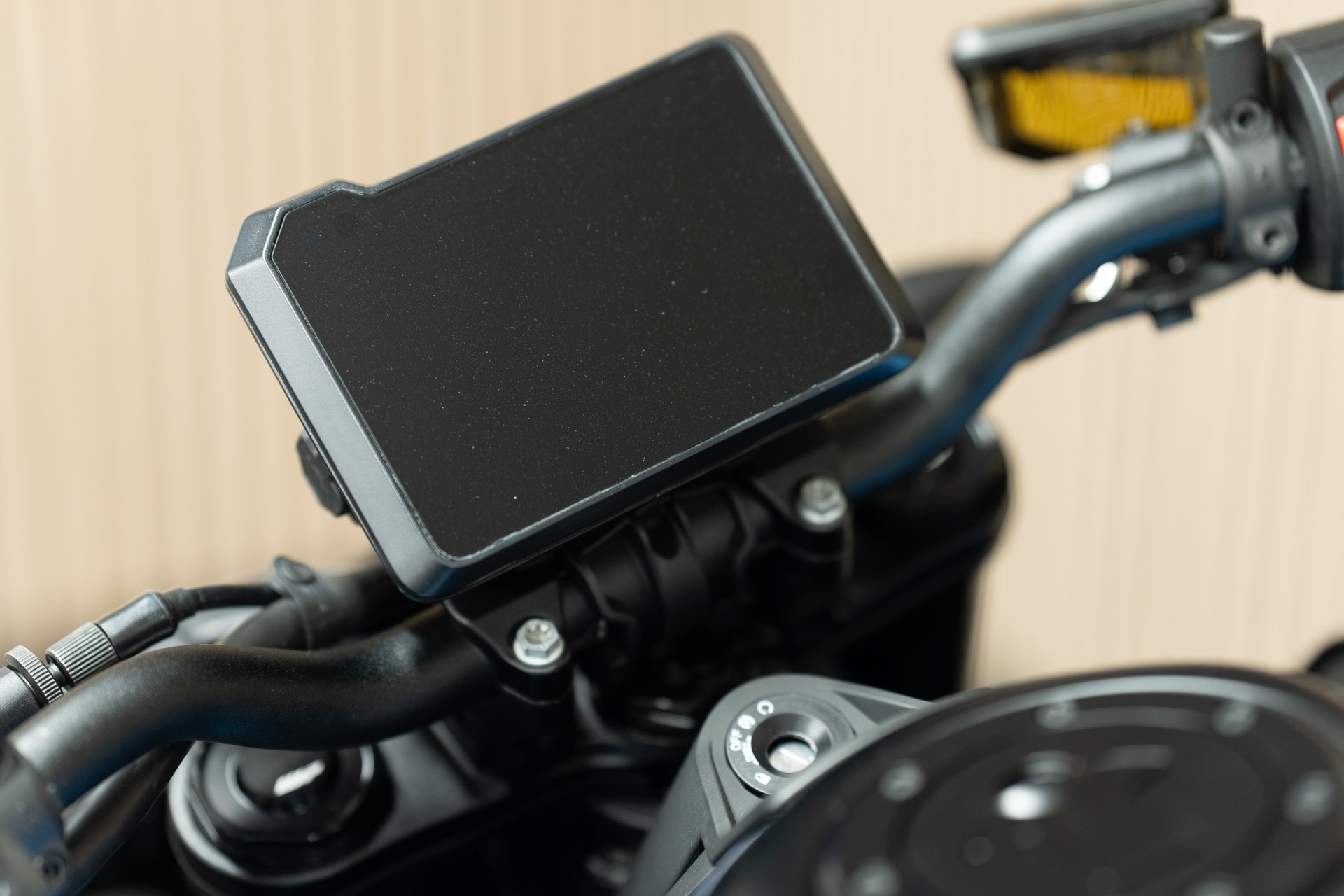 KTM 790 Duke mit Grafikkit, Kurzheck, Lenkerendspiegeln, Soziusabdeckung, Felgen Schwarz und Tech Pack-image-2