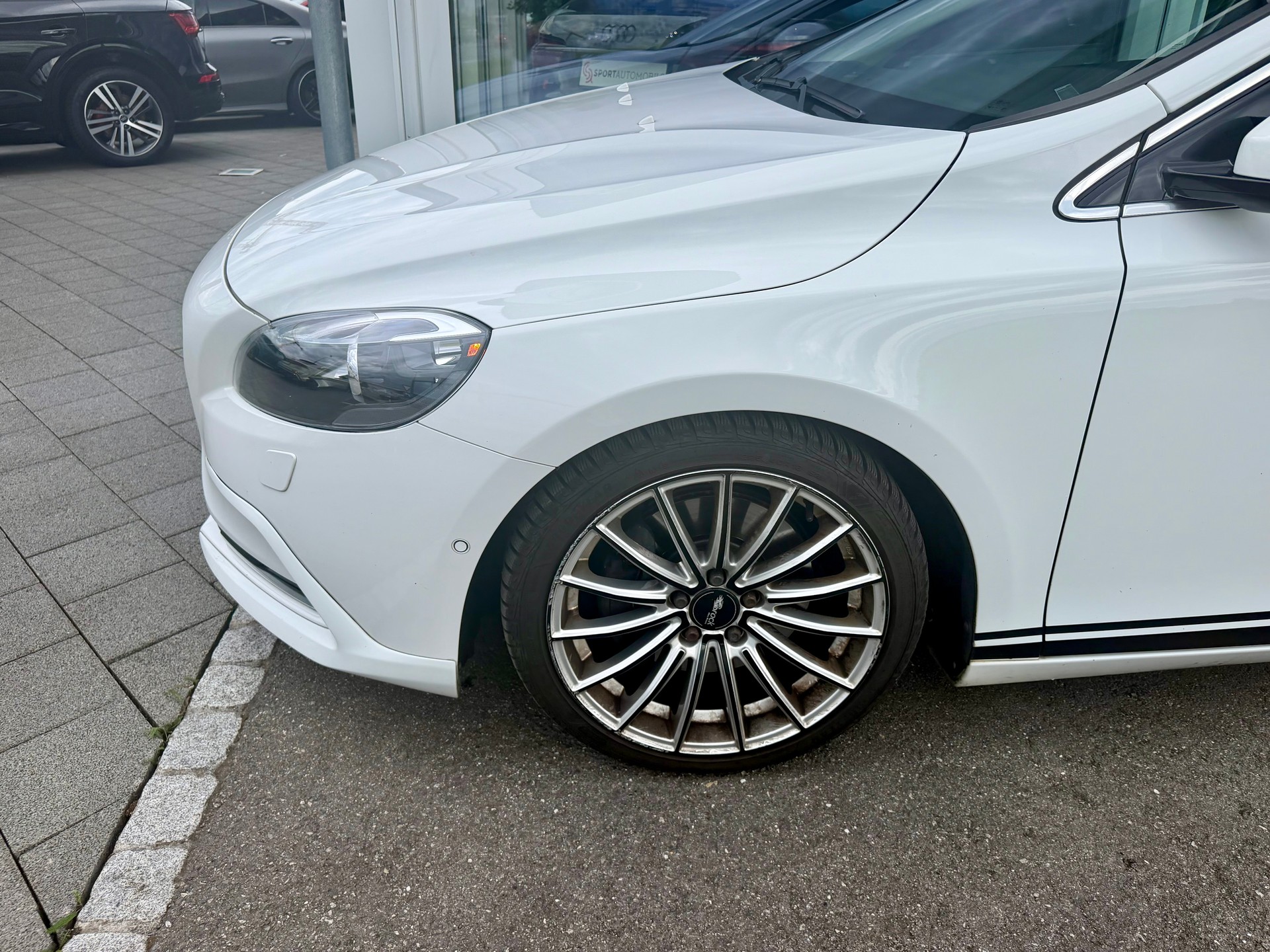 VOLVO V40 D4 SPORT-image-7