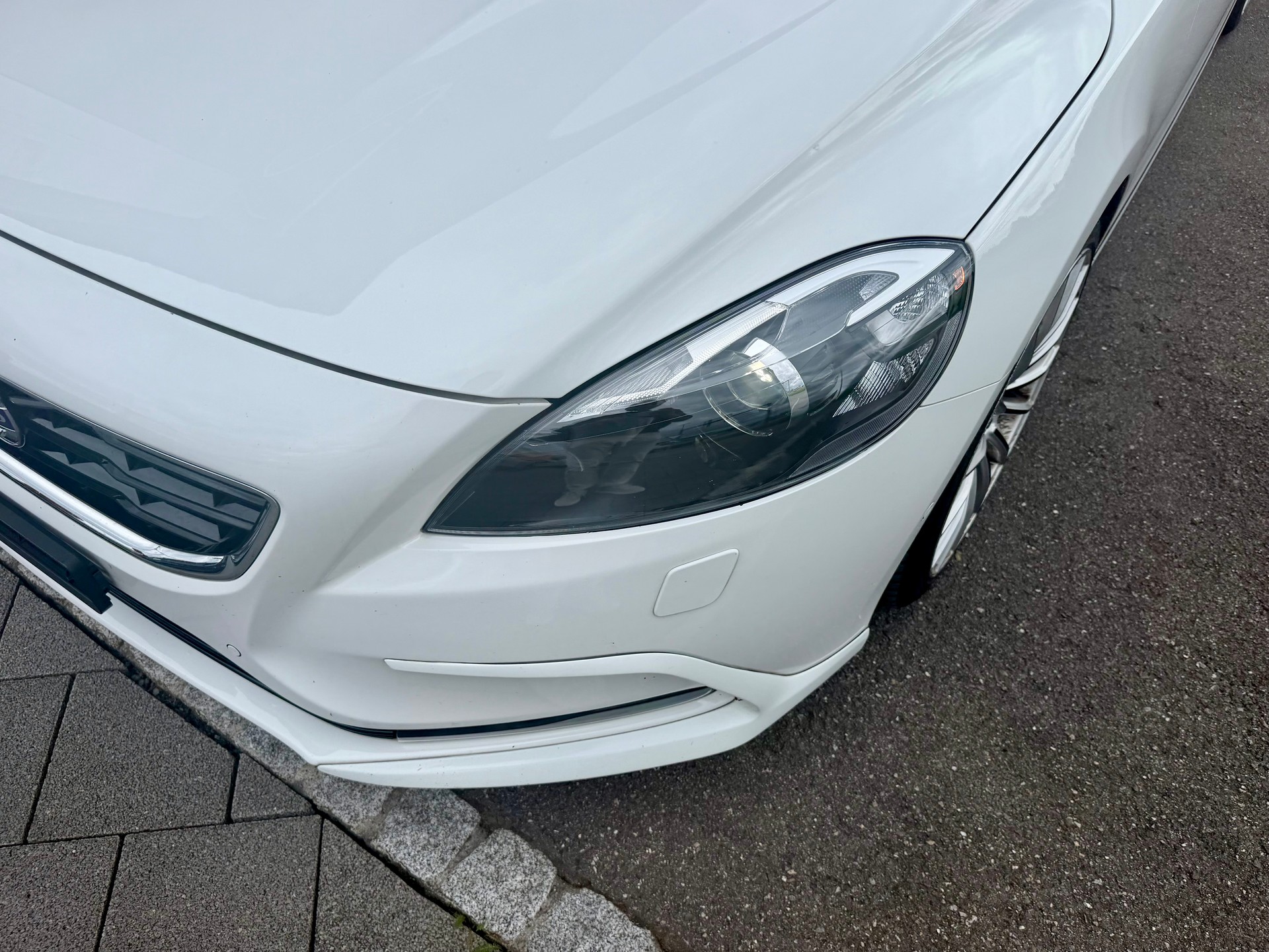 VOLVO V40 D4 SPORT-image-4