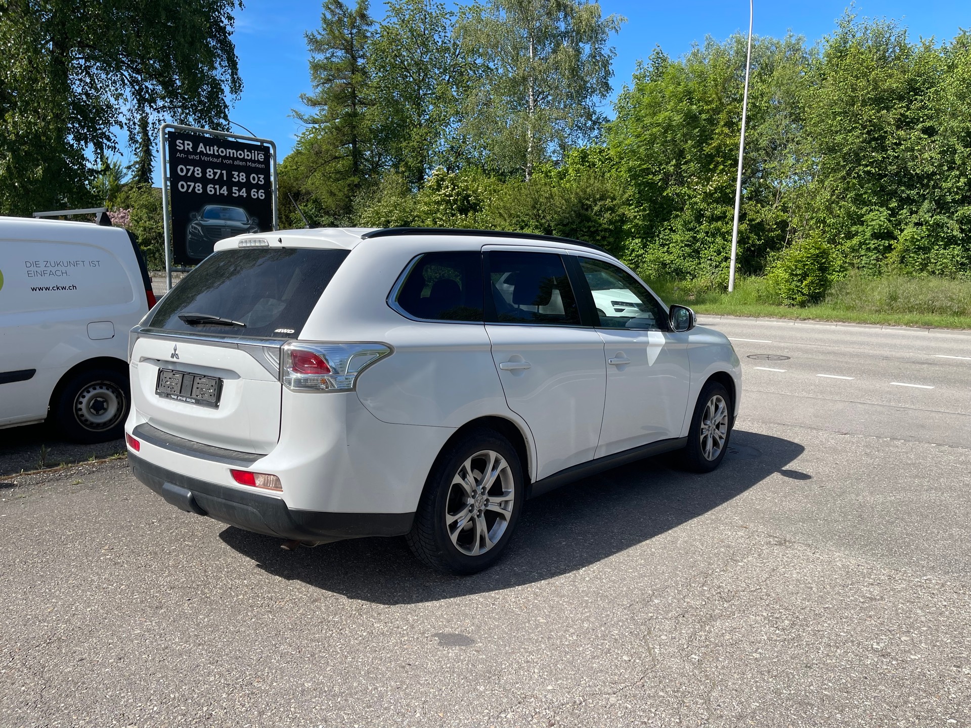 MITSUBISHI Outlander 2.2 DID Navigator 4WD Automatic-image-4