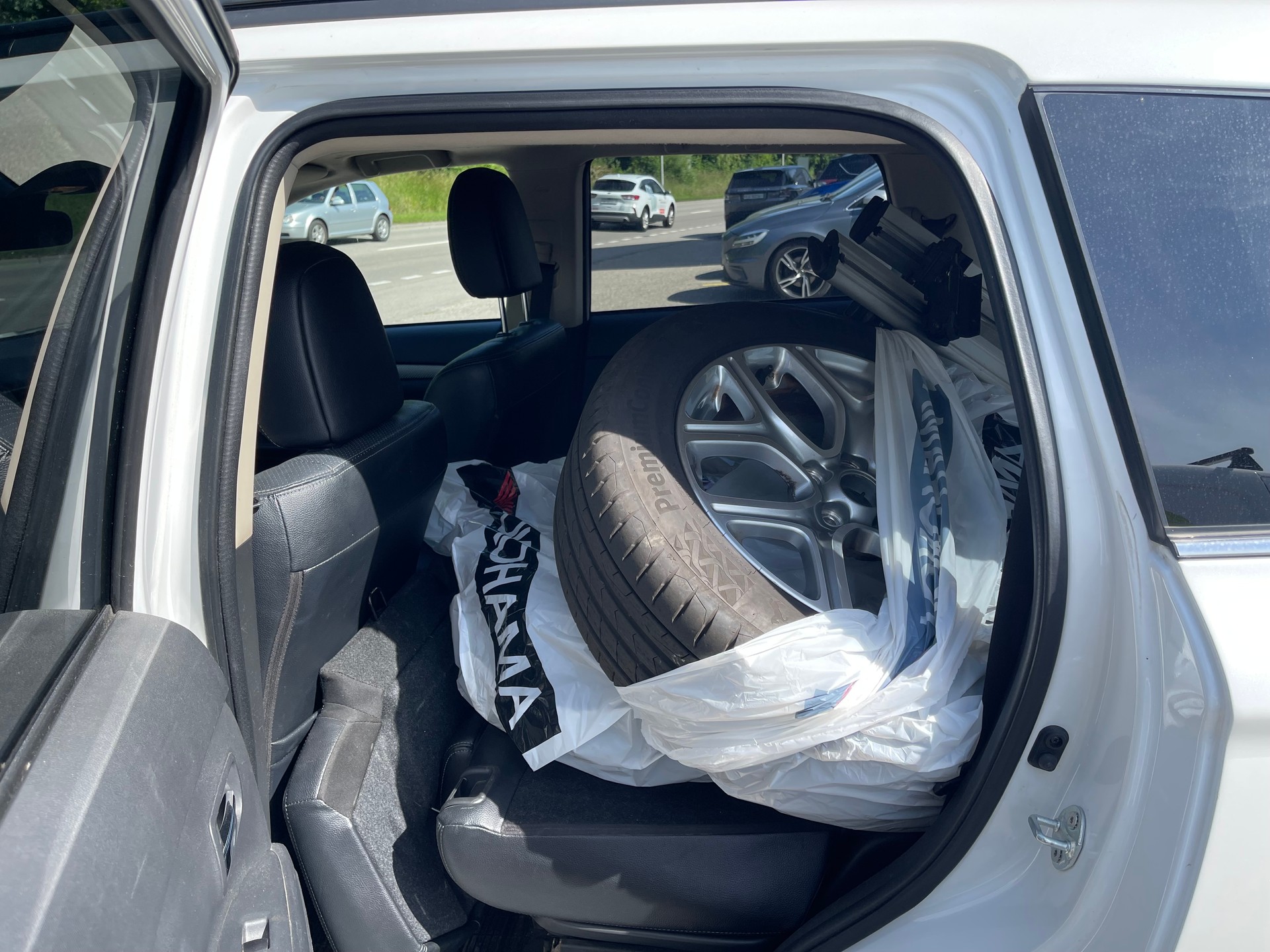 MITSUBISHI Outlander 2.2 DID Navigator 4WD Automatic-image-8