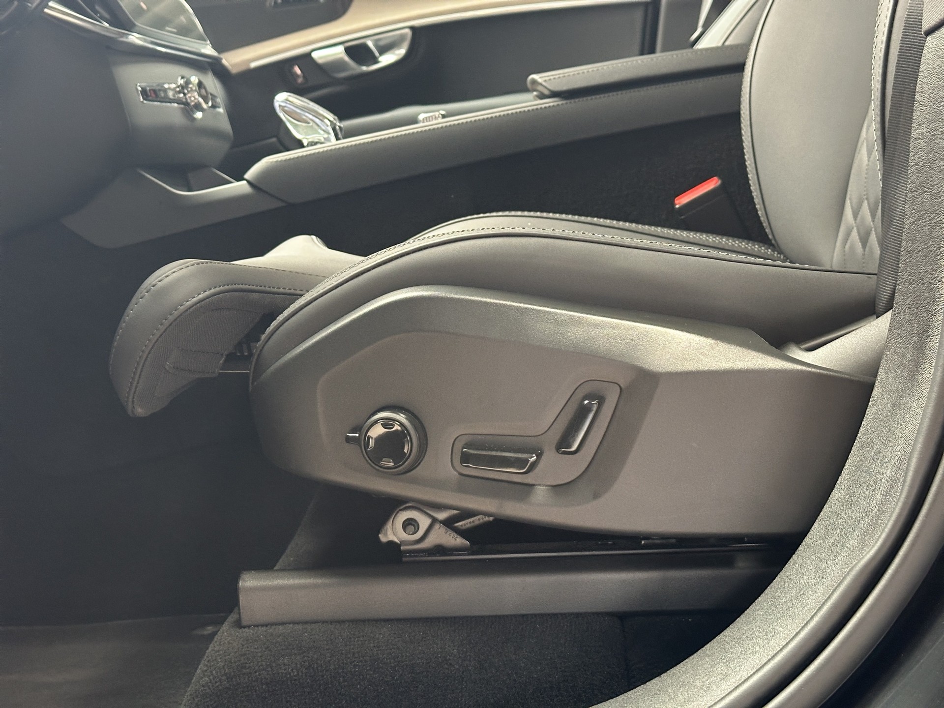 VOLVO XC90 B5 Benzin 7Pl. Mild Hybrid AWD Plus Bright Geartronic-image-11