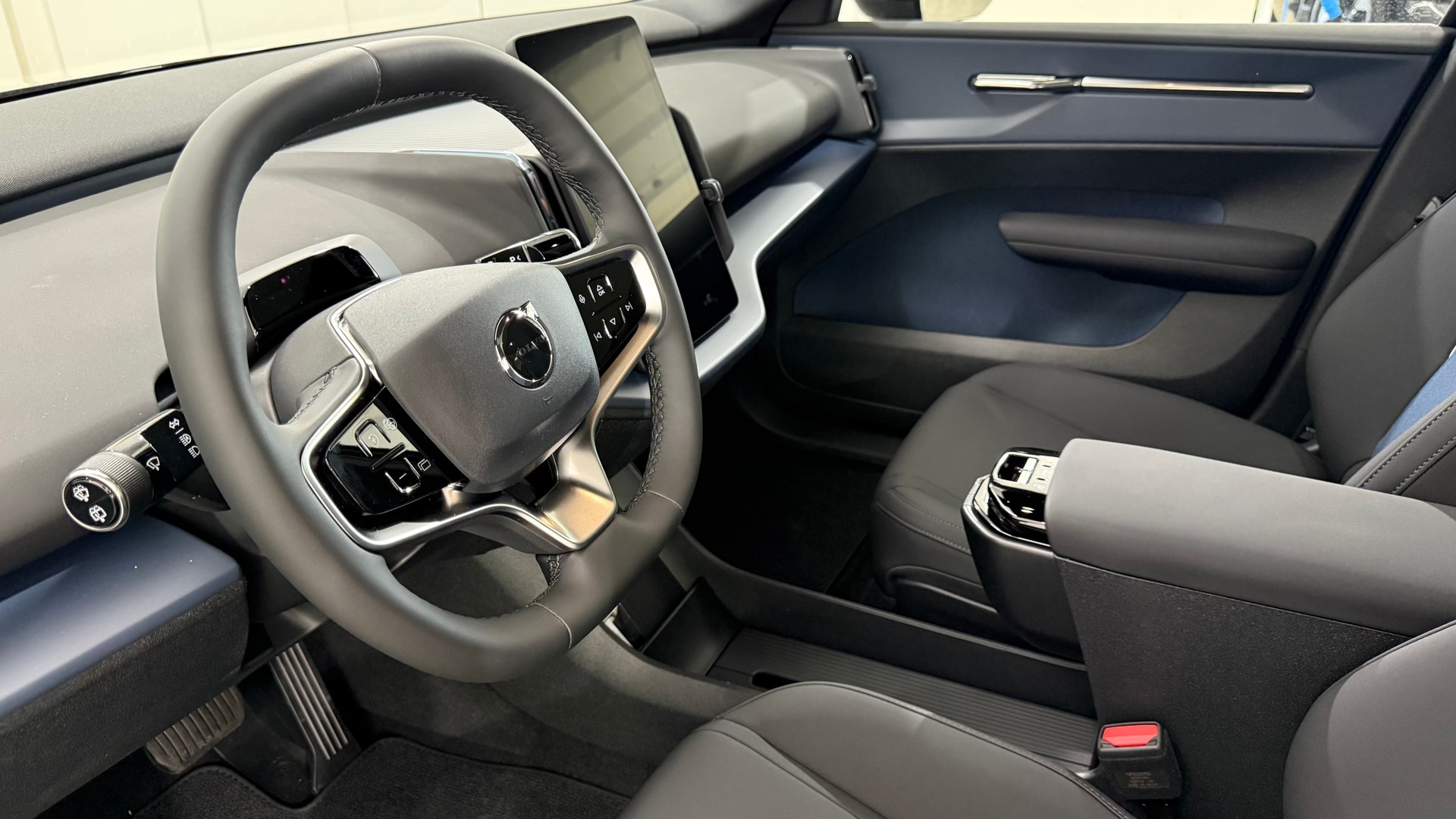 VOLVO EX 30 CC E60 Twin Performance A-showroom-element-3