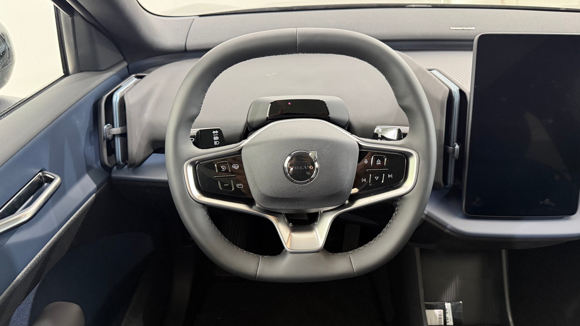 VOLVO EX 30 CC E60 Twin Performance A-image-12