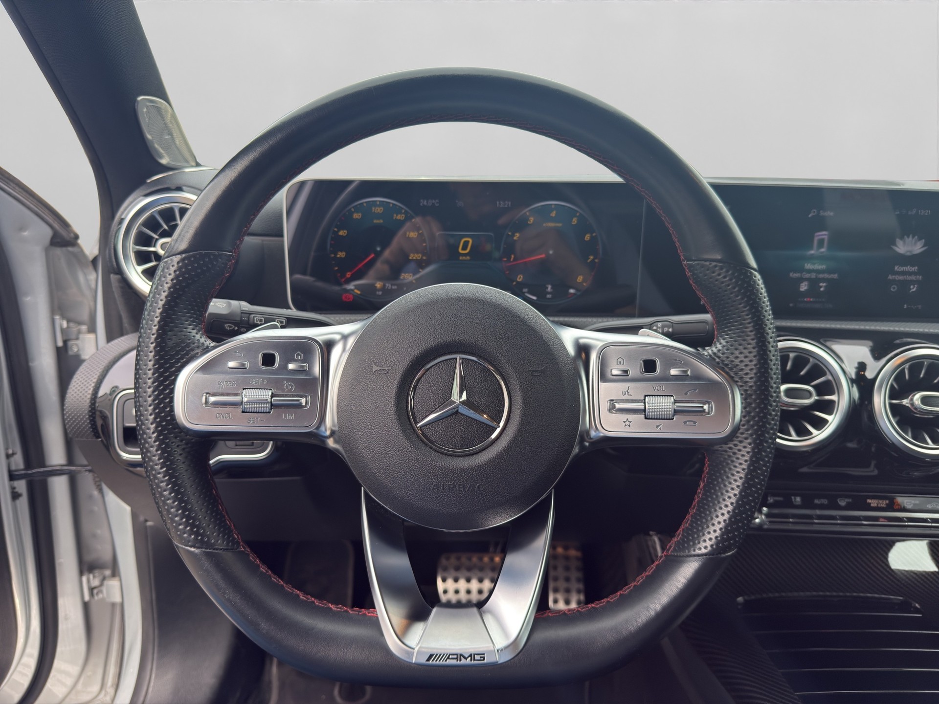 MERCEDES-BENZ A 200 AMG Line 7G-DCT-image-9