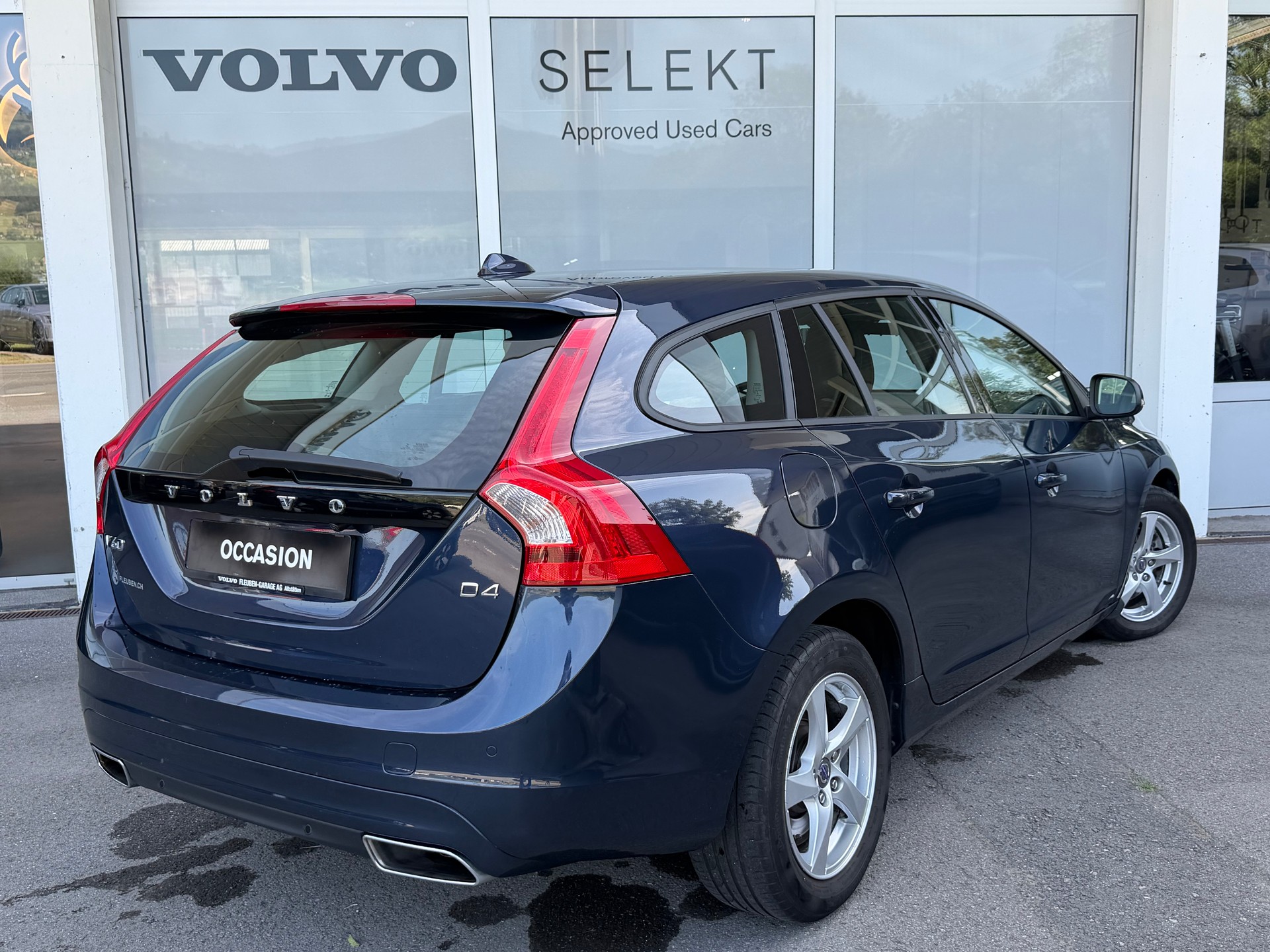 VOLVO V60 D4 Kinetic-showroom-element-1