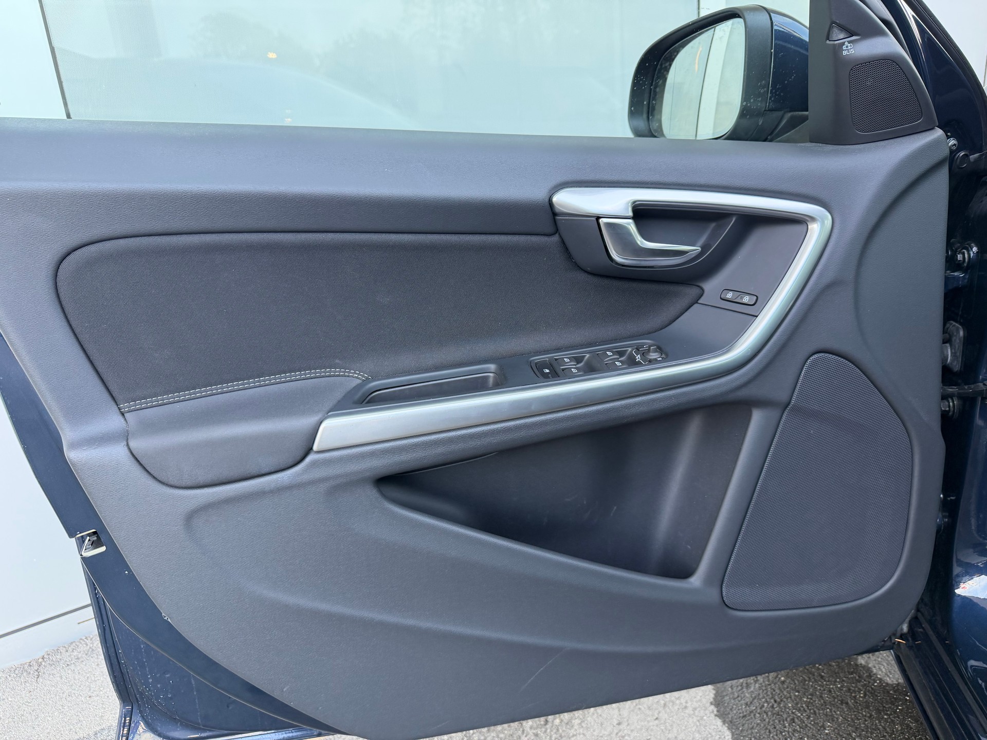 VOLVO V60 D4 Kinetic-image-9