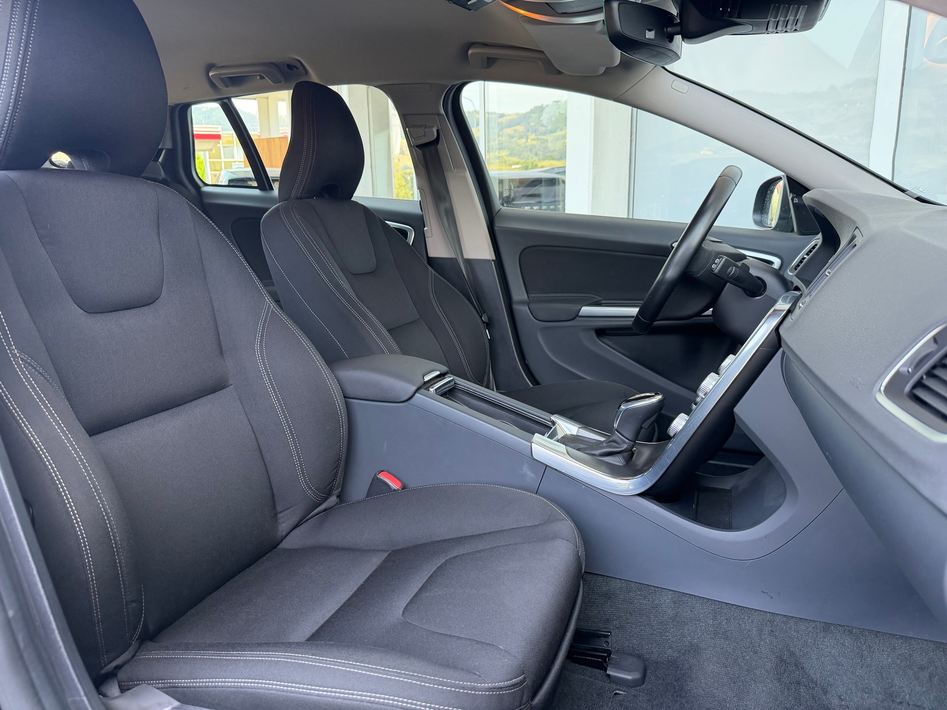 VOLVO V60 D4 Kinetic-showroom-element-3