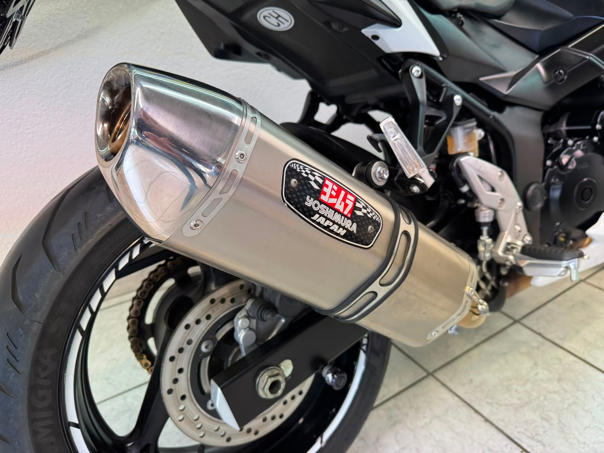 SUZUKI GSR 750-image-7