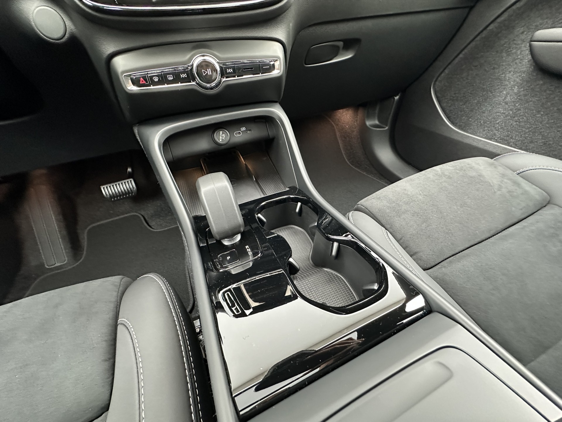 VOLVO EX40 Twin Black Edition AWD-image-12