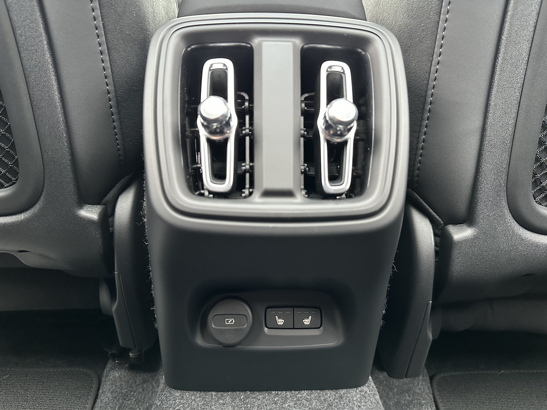 VOLVO EX40 Twin Black Edition AWD-image-13