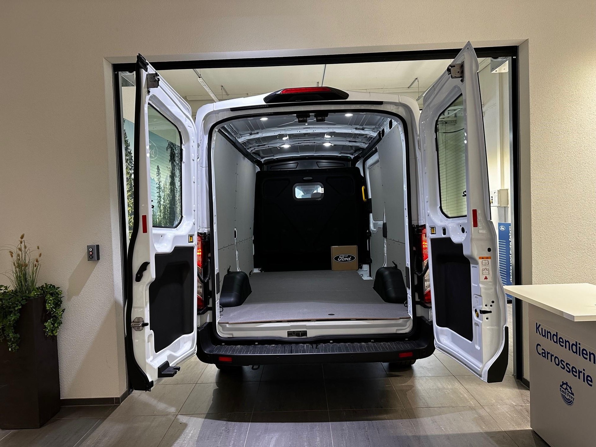 FORD E-Transit Van 390 L2H2 68kWh Trend-image-7
