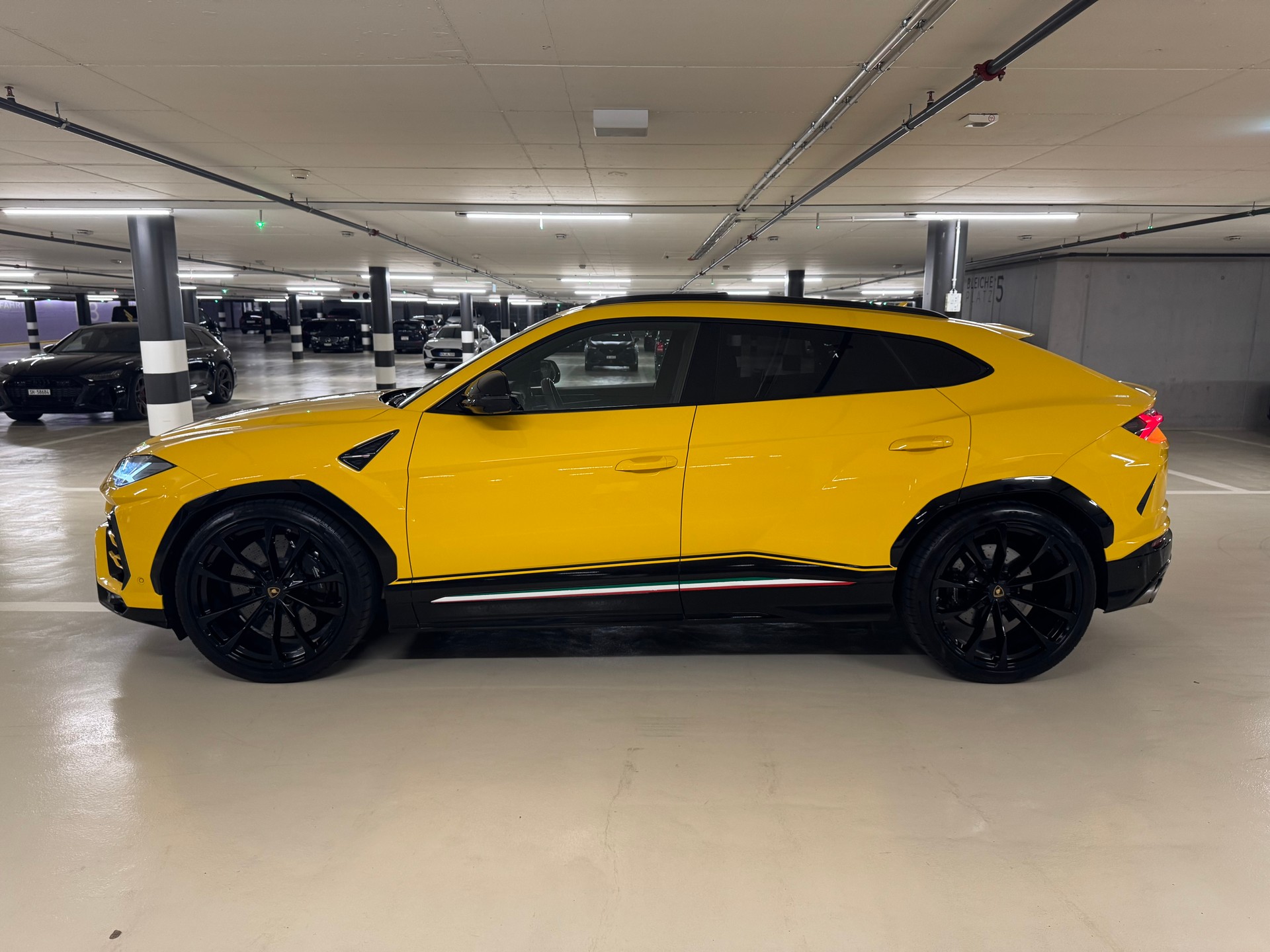 LAMBORGHINI Urus E-Gear-showroom-element-1