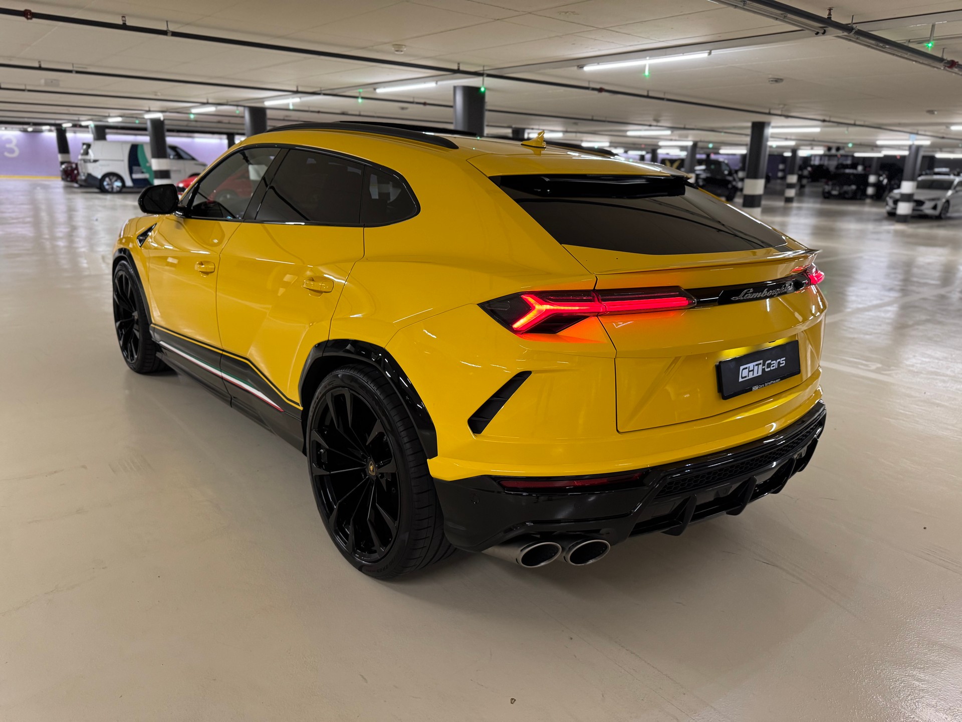 LAMBORGHINI Urus E-Gear-showroom-element-2