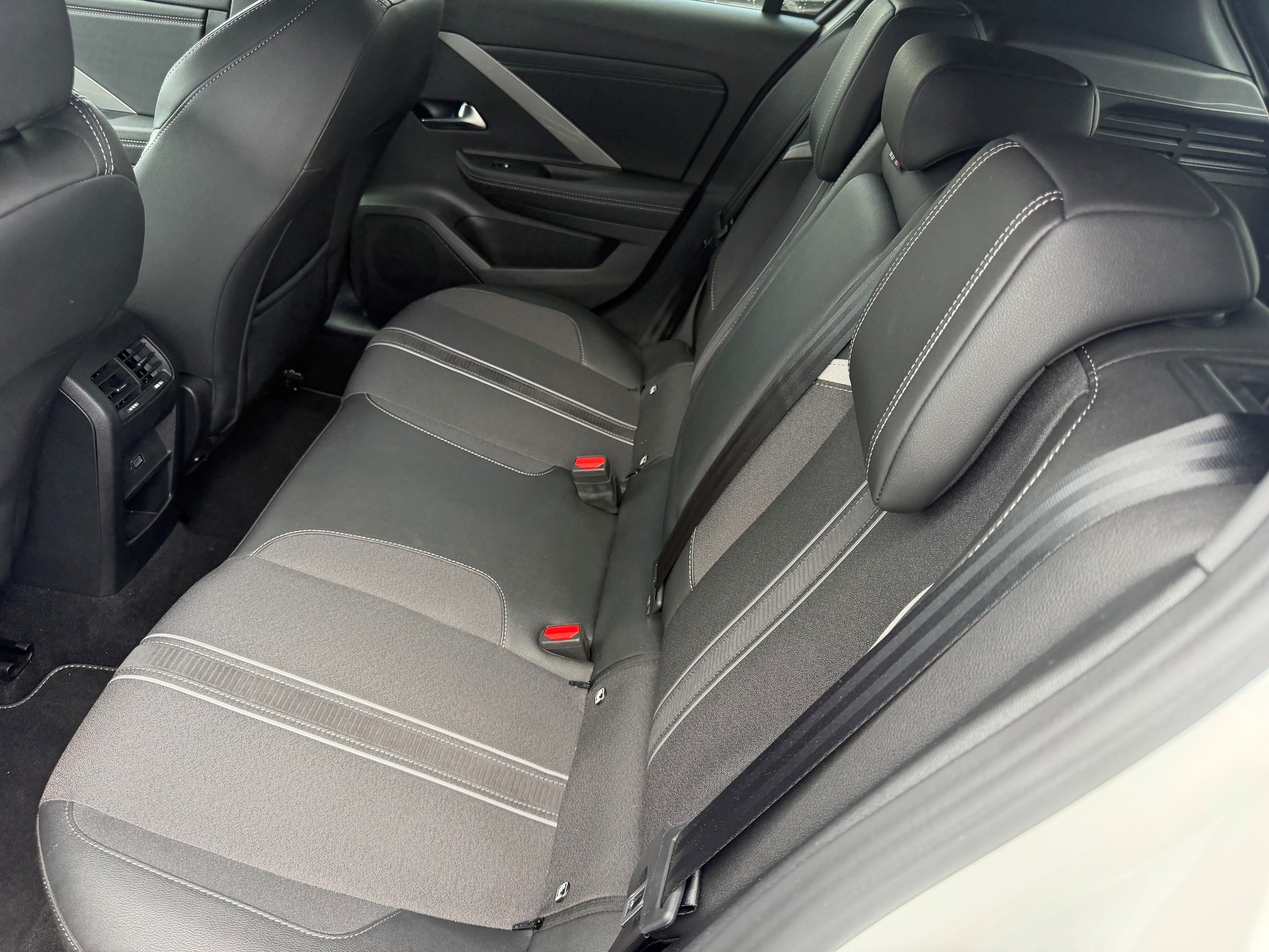OPEL Astra 1.6 PHEV Turbo Swiss Plus A-image-6