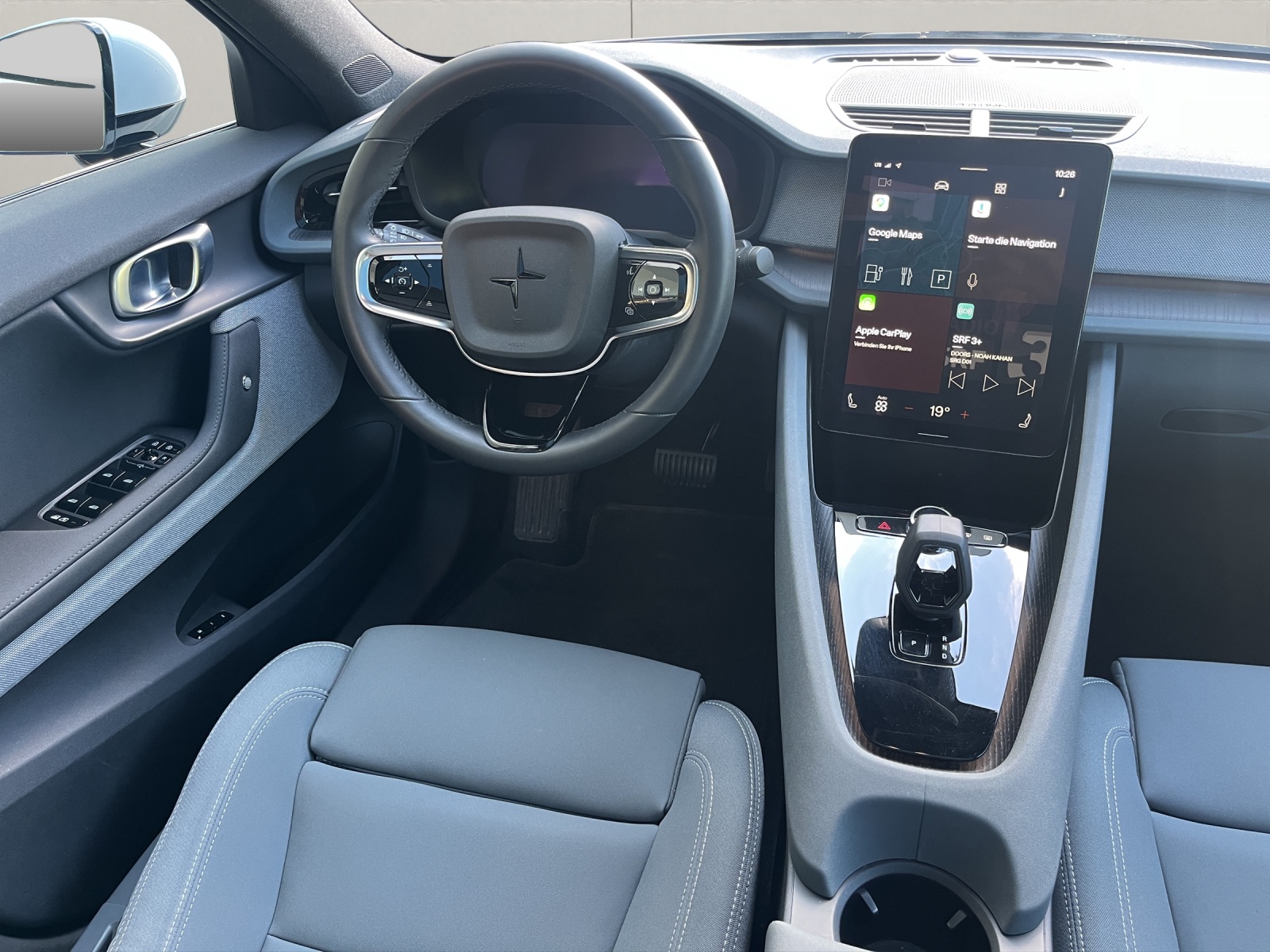 POLESTAR 2 Long Range Dual Motor-showroom-element-3