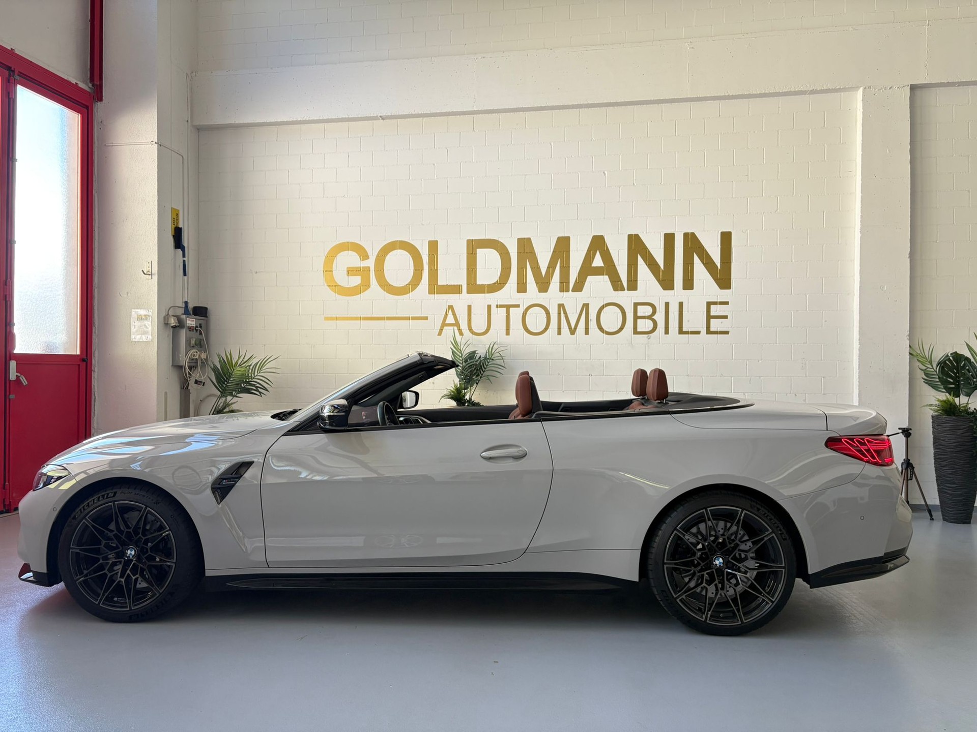 BMW M4 Cabrio Competition M xDrive-showroom-element-1