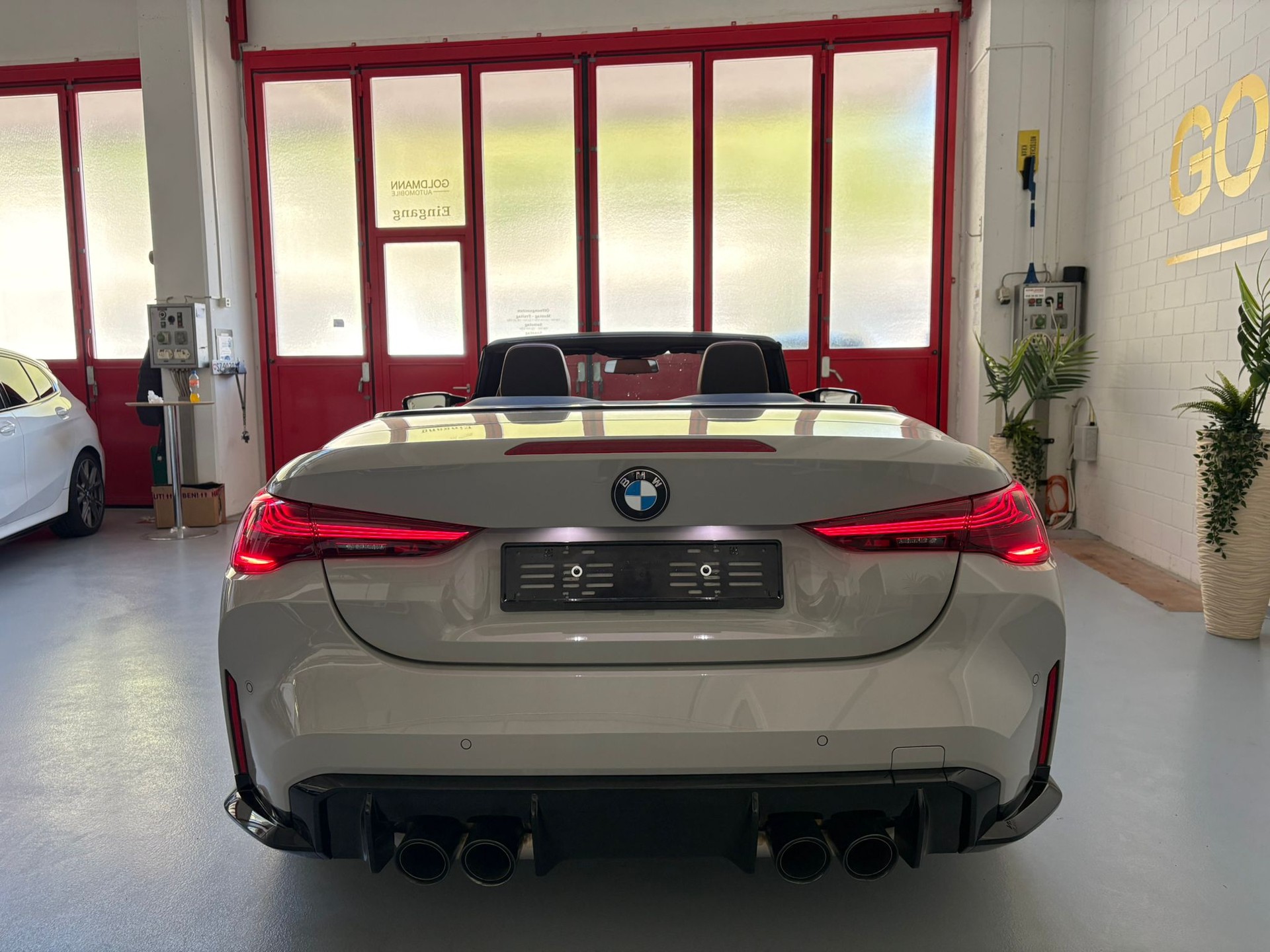 BMW M4 Cabrio Competition M xDrive-showroom-element-3