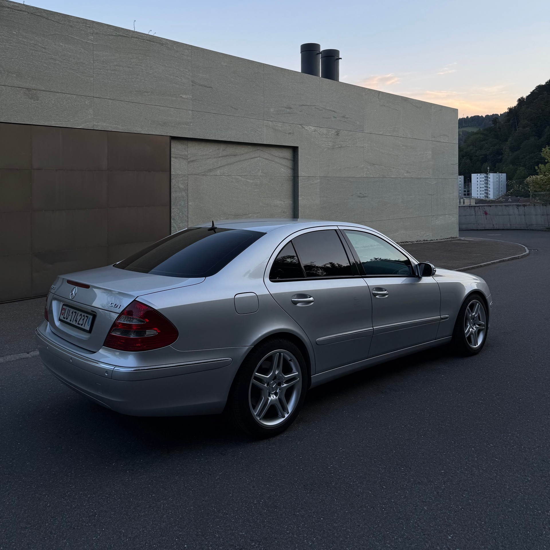 MERCEDES-BENZ E 320 CDI-image-1