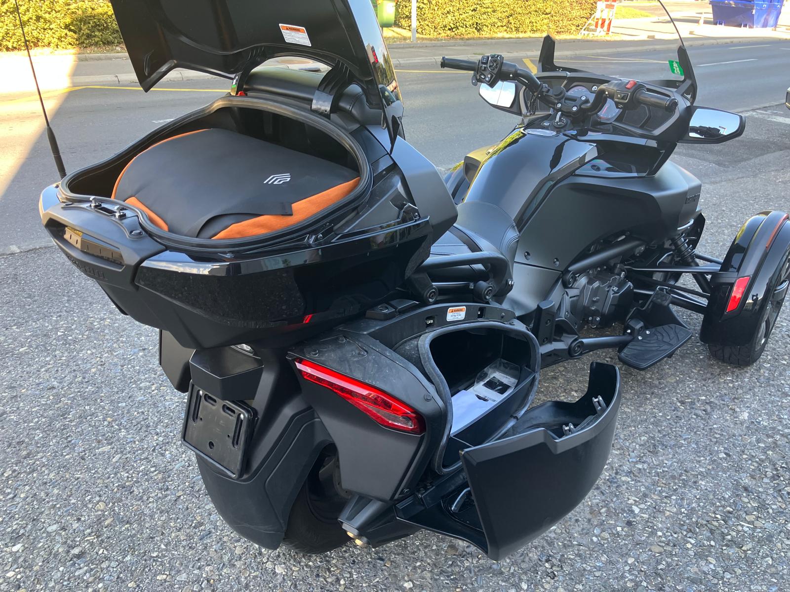 CAN-AM SPYDER-showroom-element-3