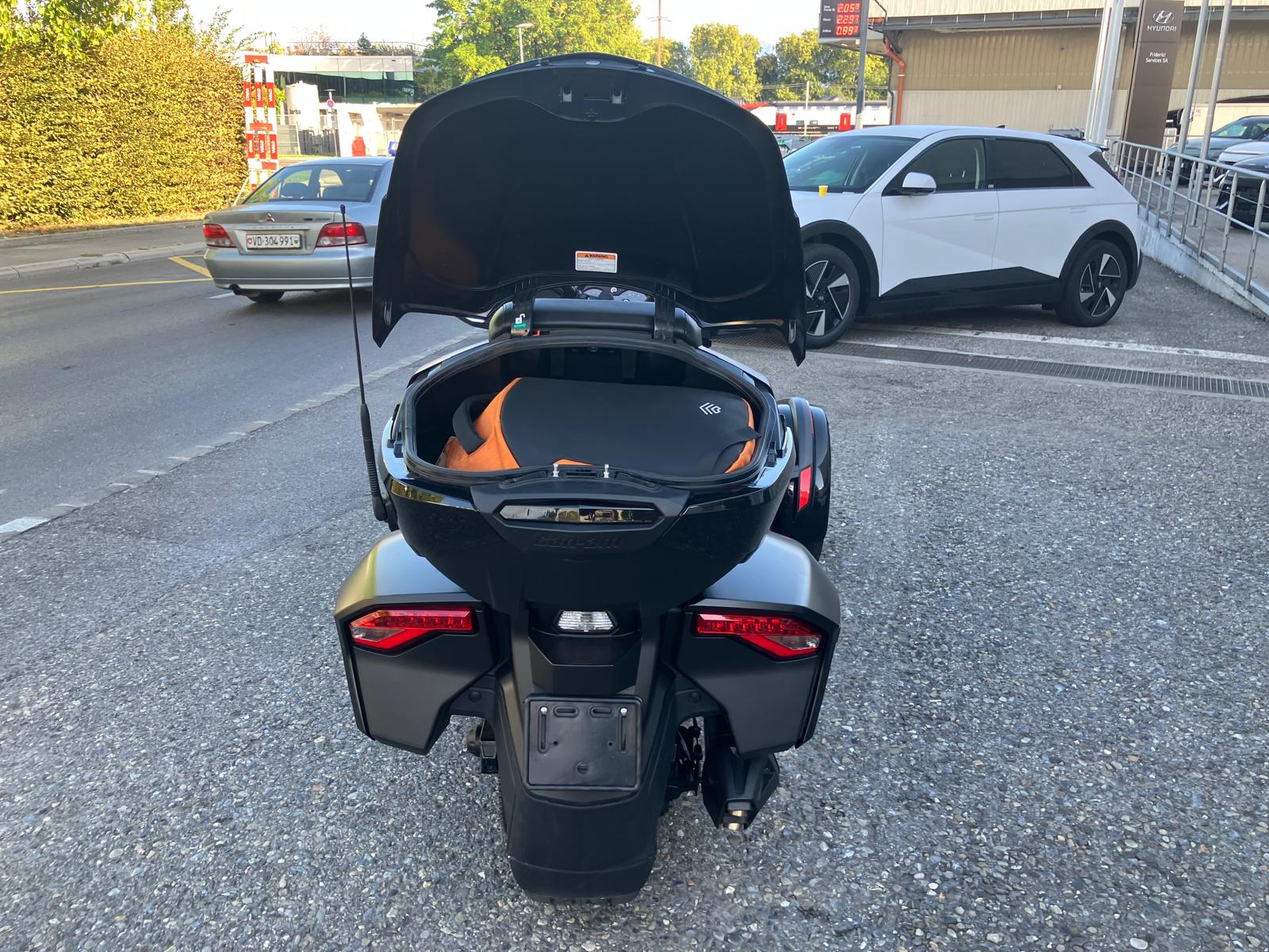 CAN-AM SPYDER-showroom-element-2