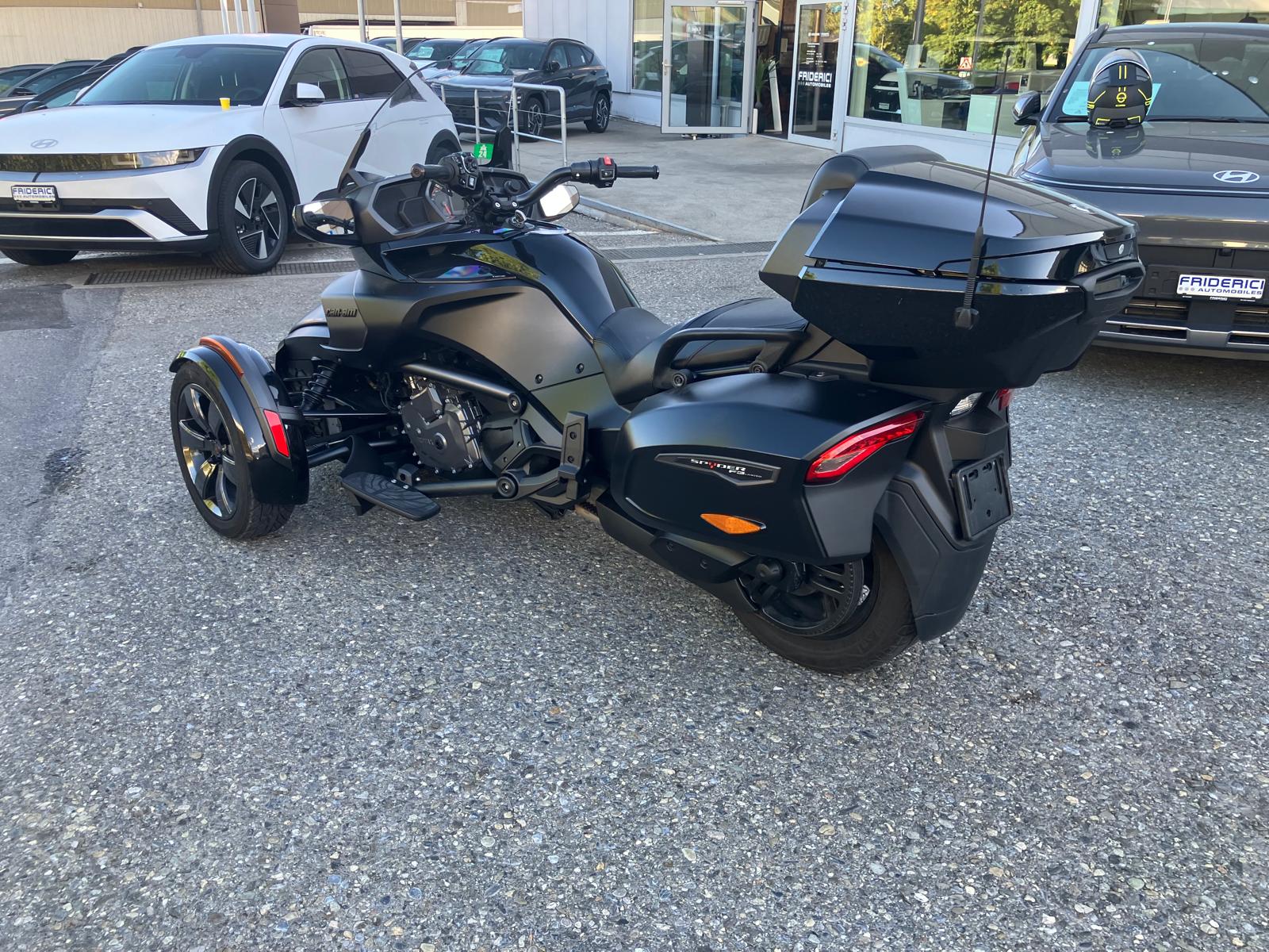 CAN-AM SPYDER-showroom-element-1