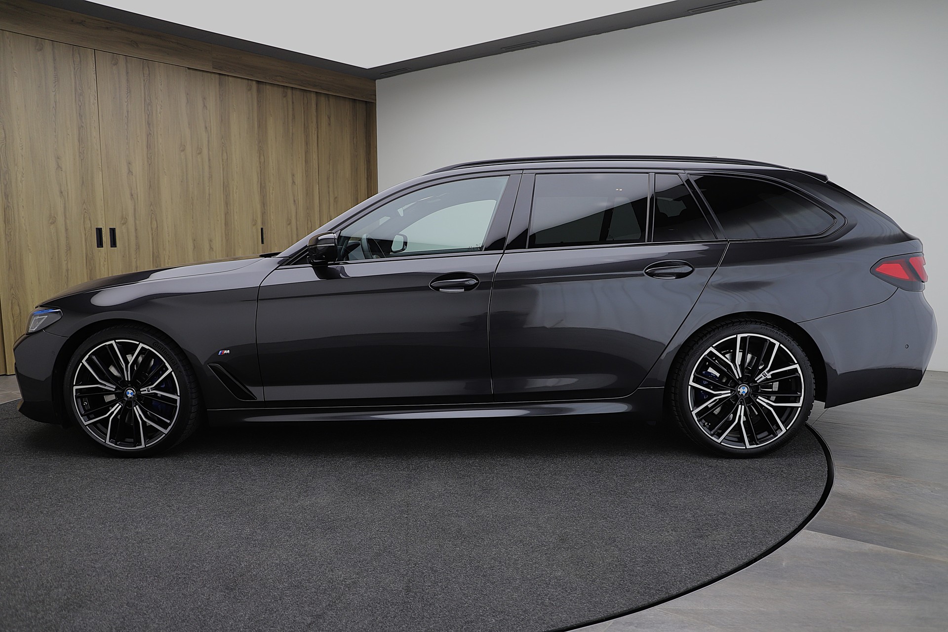 BMW 530d xDrive 48V Touring M Sport Steptronic-image-2