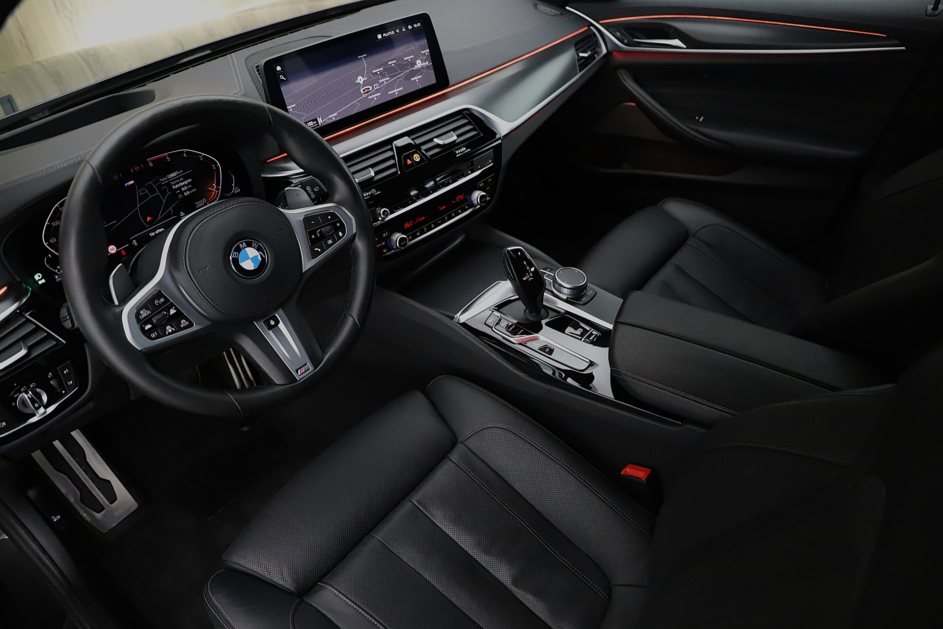 BMW 530d xDrive 48V Touring M Sport Steptronic-image-4