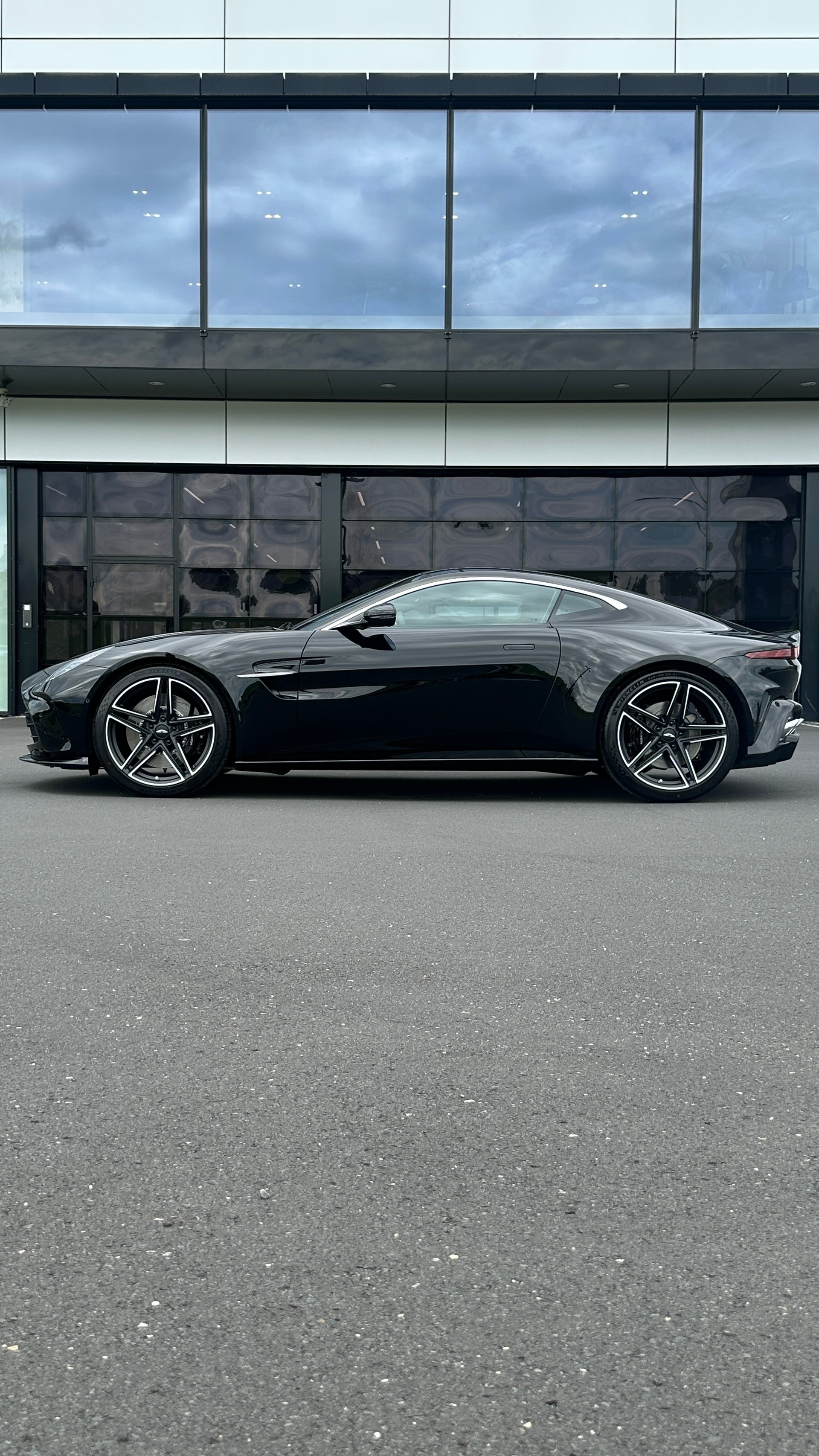 ASTON MARTIN 4.0 Coupé next generation-showroom-element-2