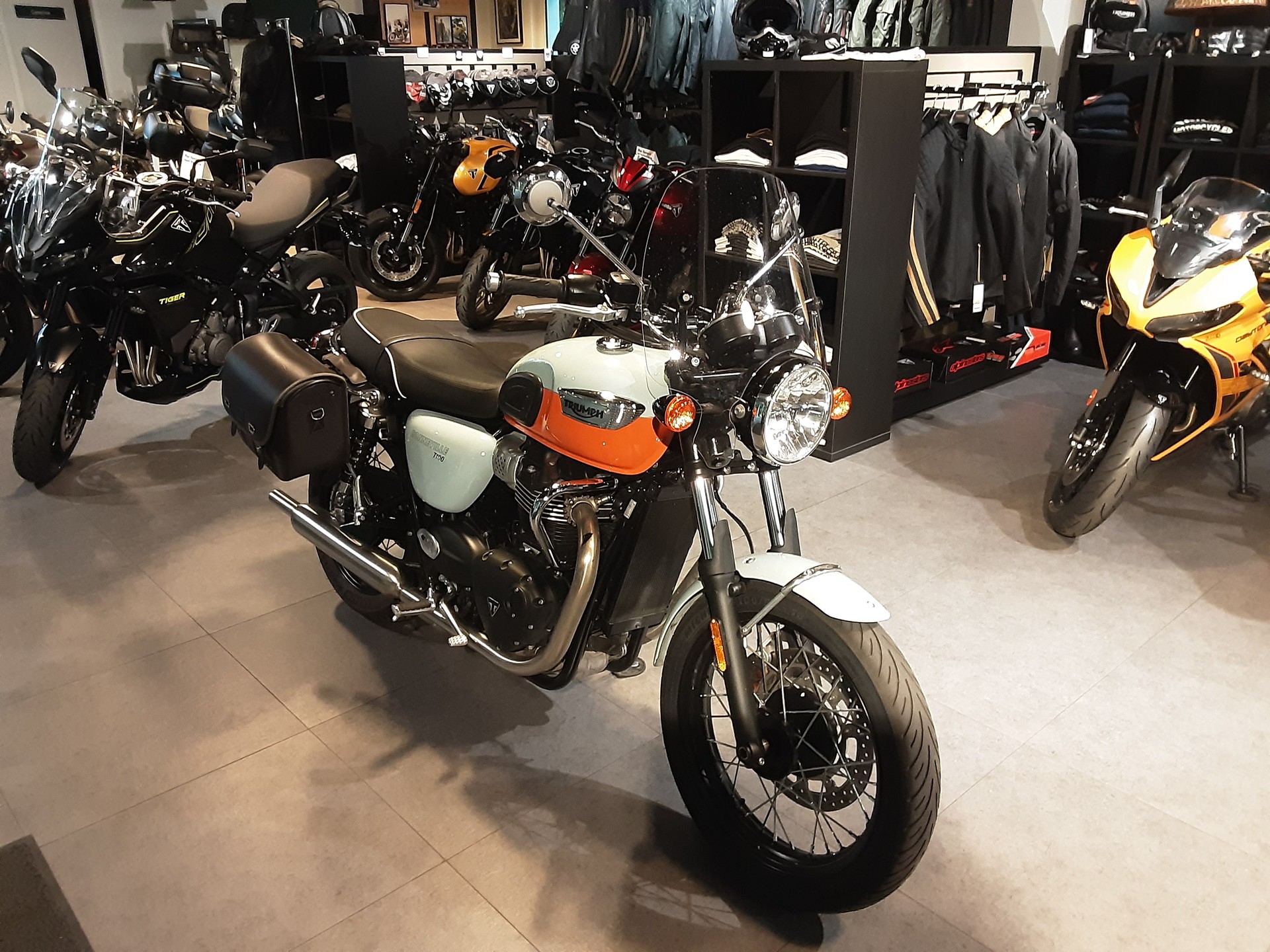 TRIUMPH Bonneville 900 T 100-image-2