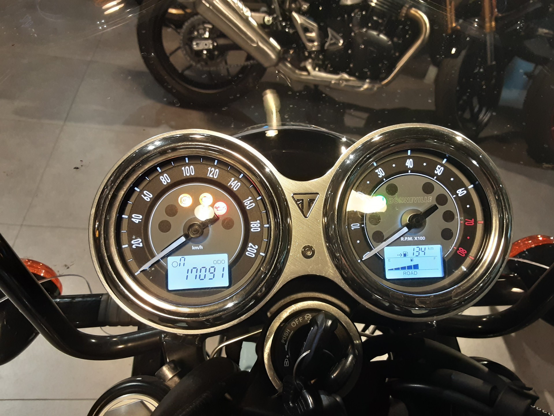 TRIUMPH Bonneville 900 T 100-image-8
