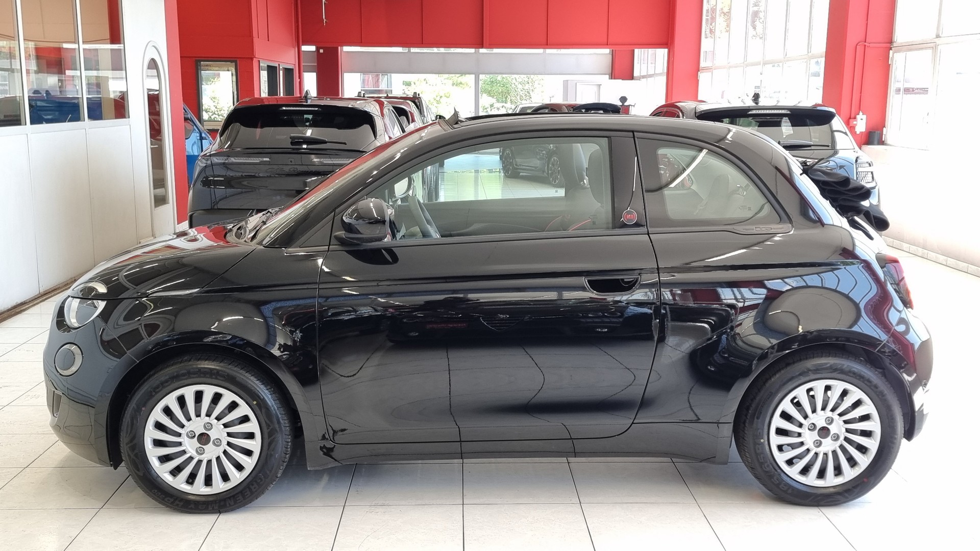 FIAT 500 Cabrio Red-showroom-element-2