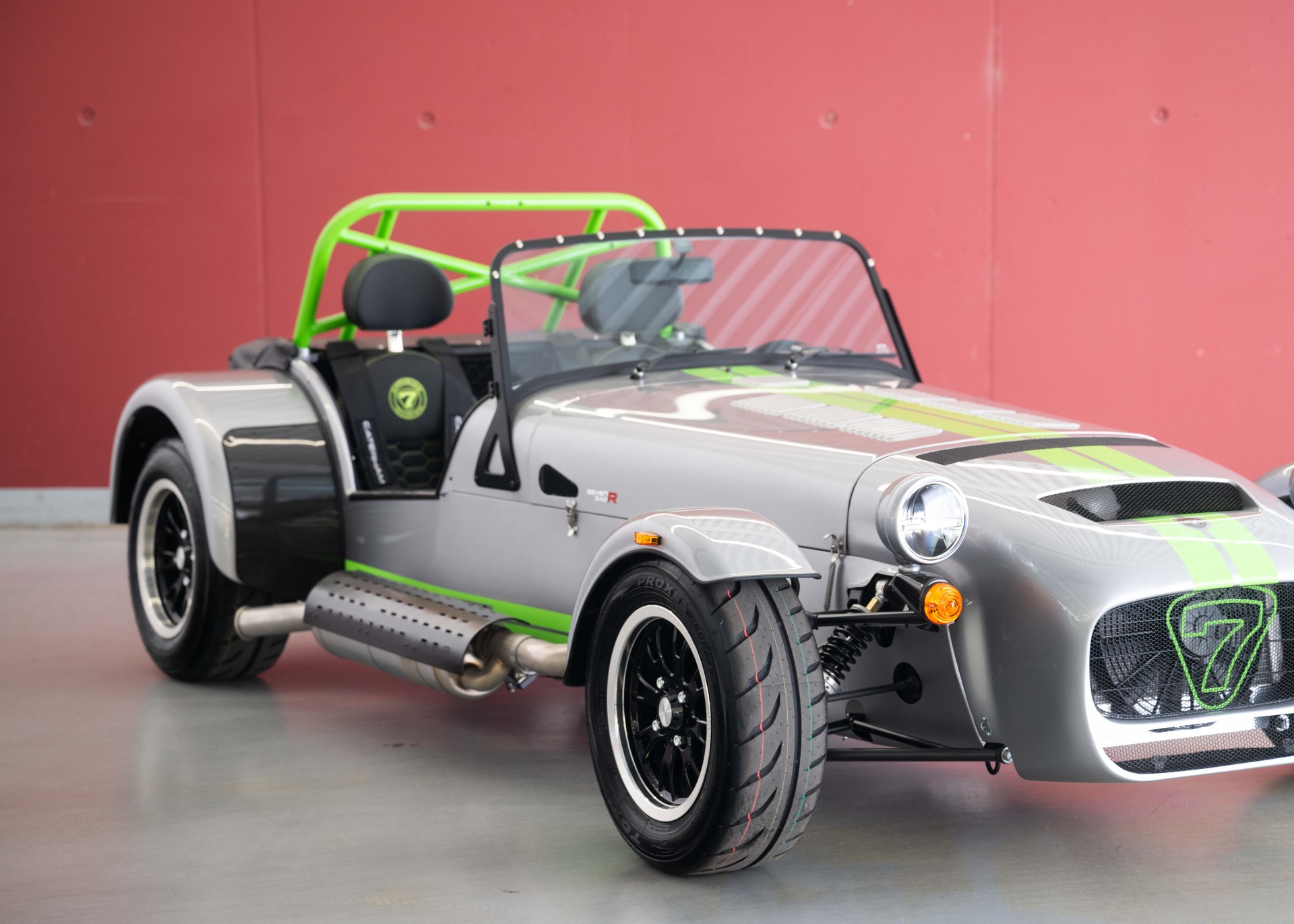 CATERHAM Seven 340R SV (MY26, Swiss new car, Chainmail Silver exclusive paint, Signature Sport Hex seats, 24-month factory warranty)-image-9