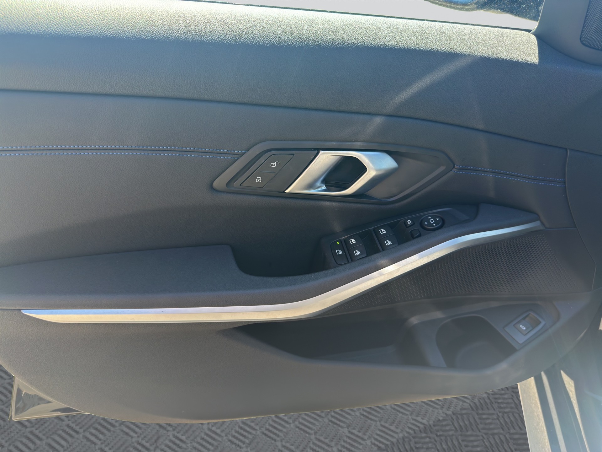BMW 330i M Sport xDrive Steptronic Shadow Line-image-10