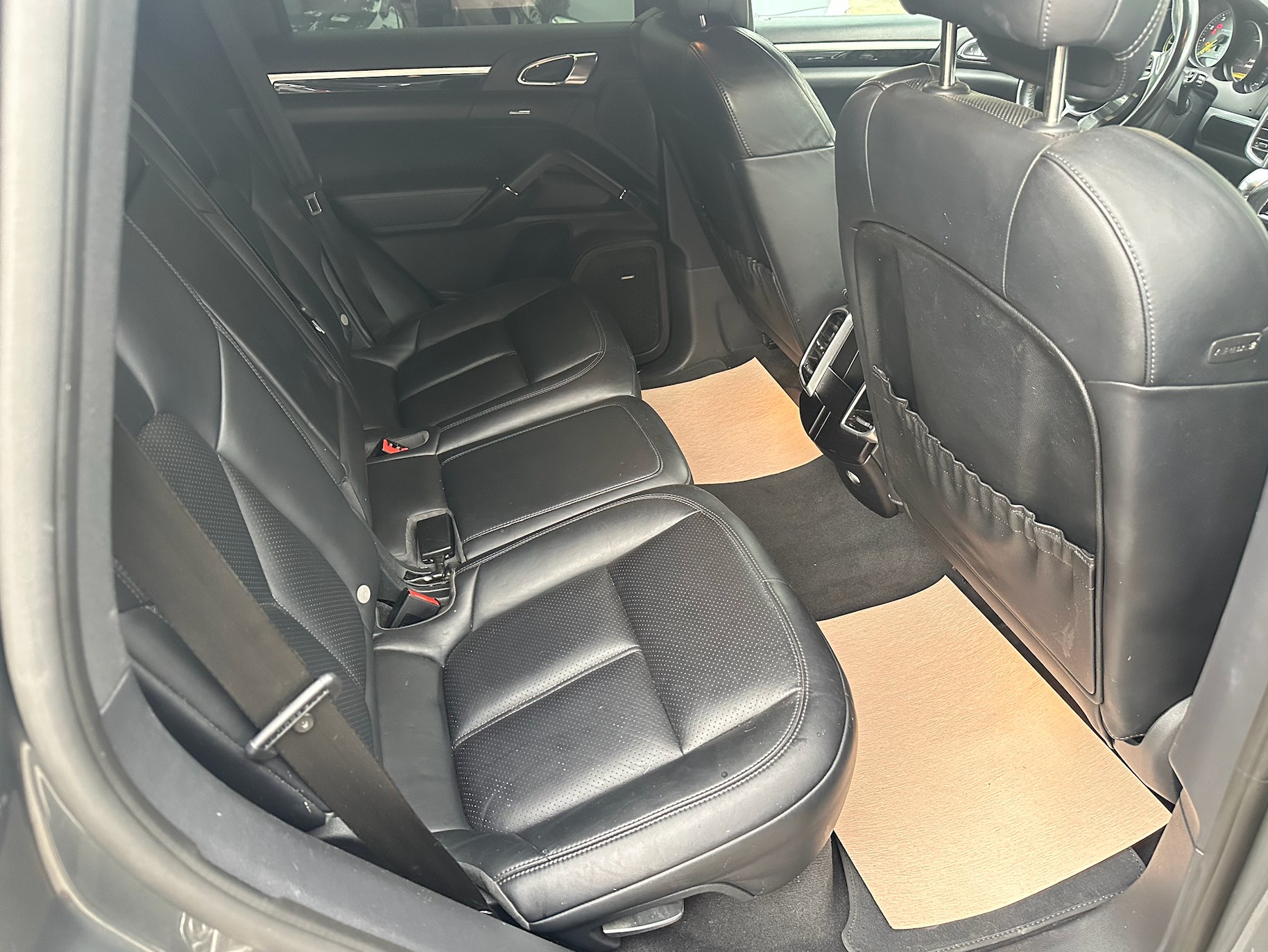 PORSCHE Cayenne S E-Hybrid Platinum Edition-image-13